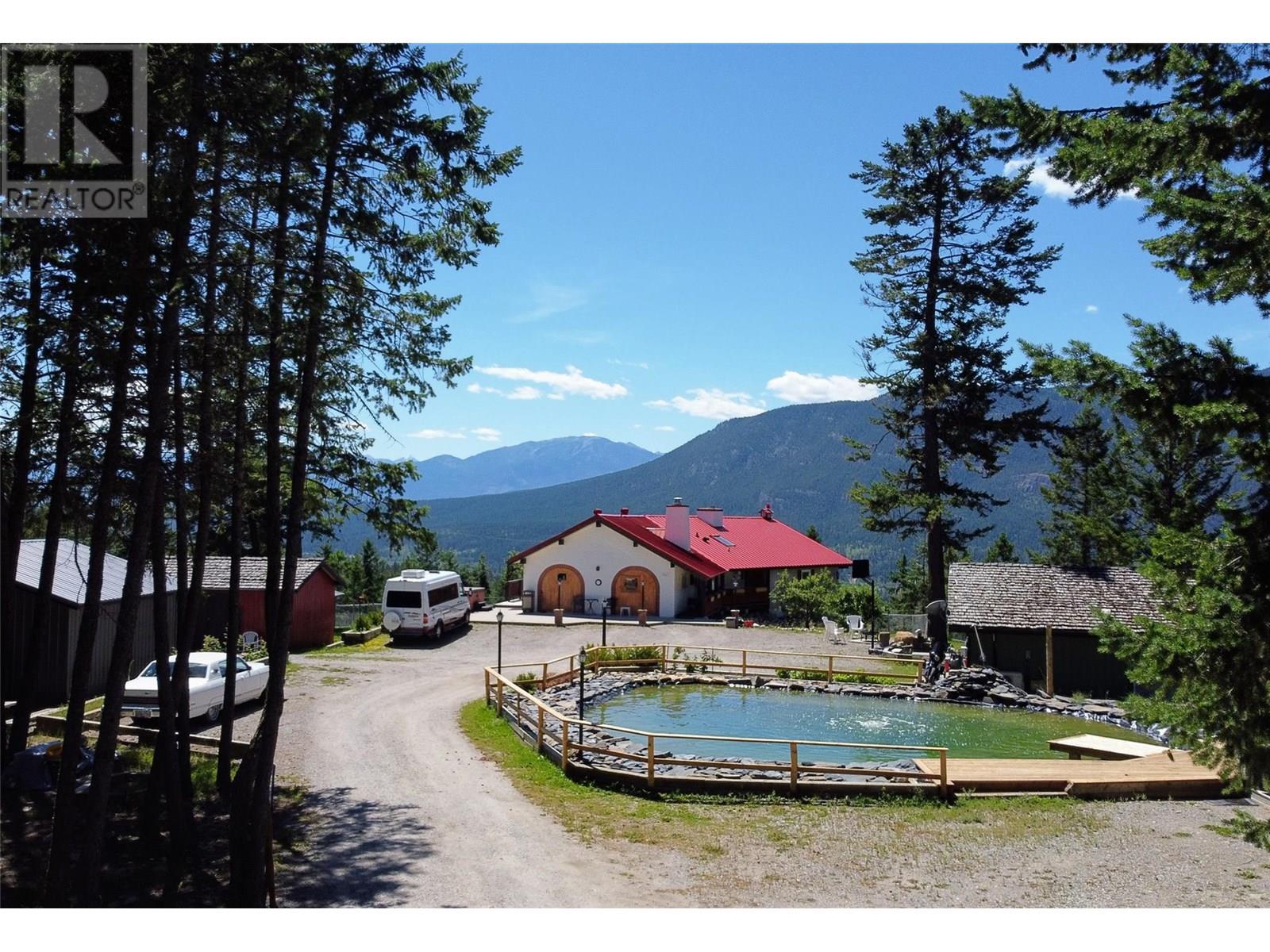 5761 Lautrup Road, Edgewater, British Columbia  V0A 1E0 - Photo 4 - 10354969
