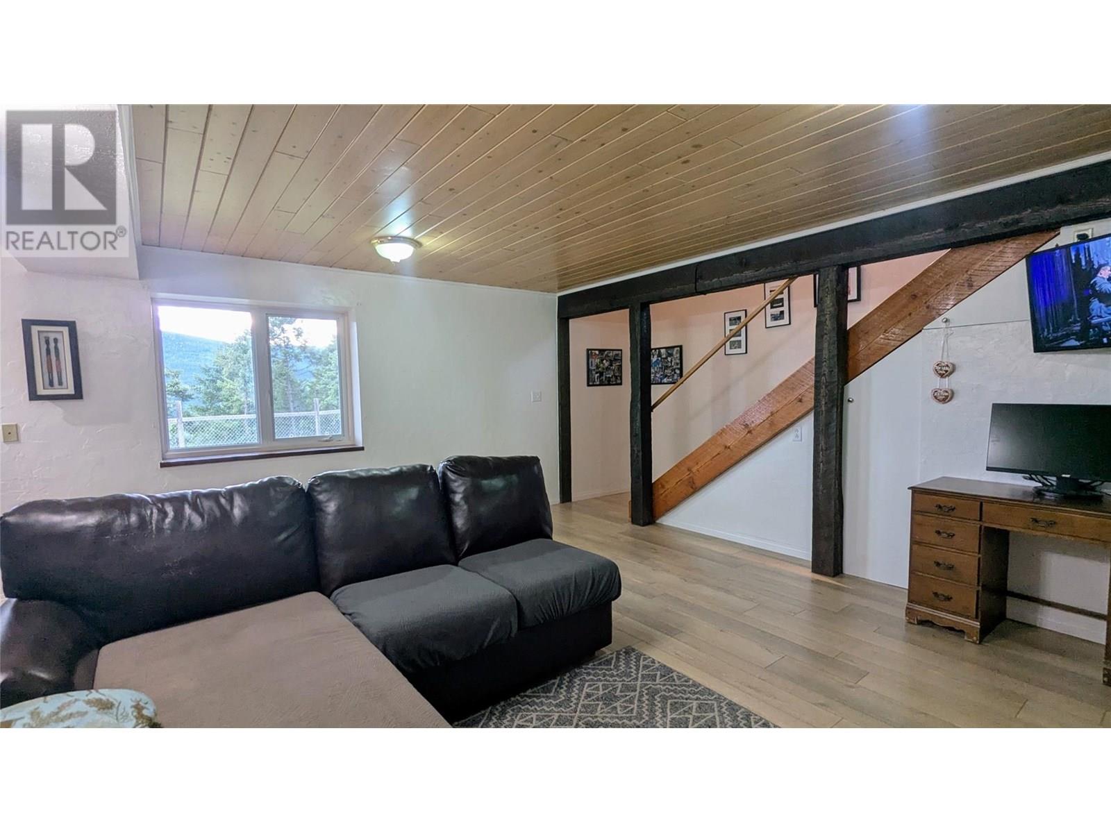 5761 Lautrup Road, Edgewater, British Columbia  V0A 1E0 - Photo 40 - 10354969