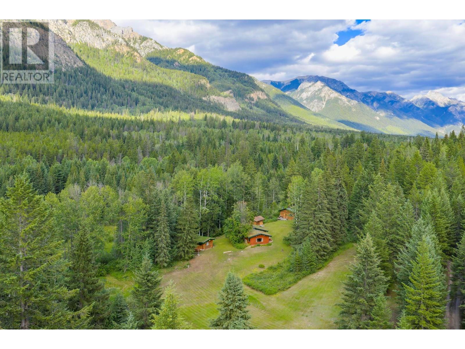1739 Campbell Road, Golden, British Columbia  V0A 1H7 - Photo 3 - 10356379