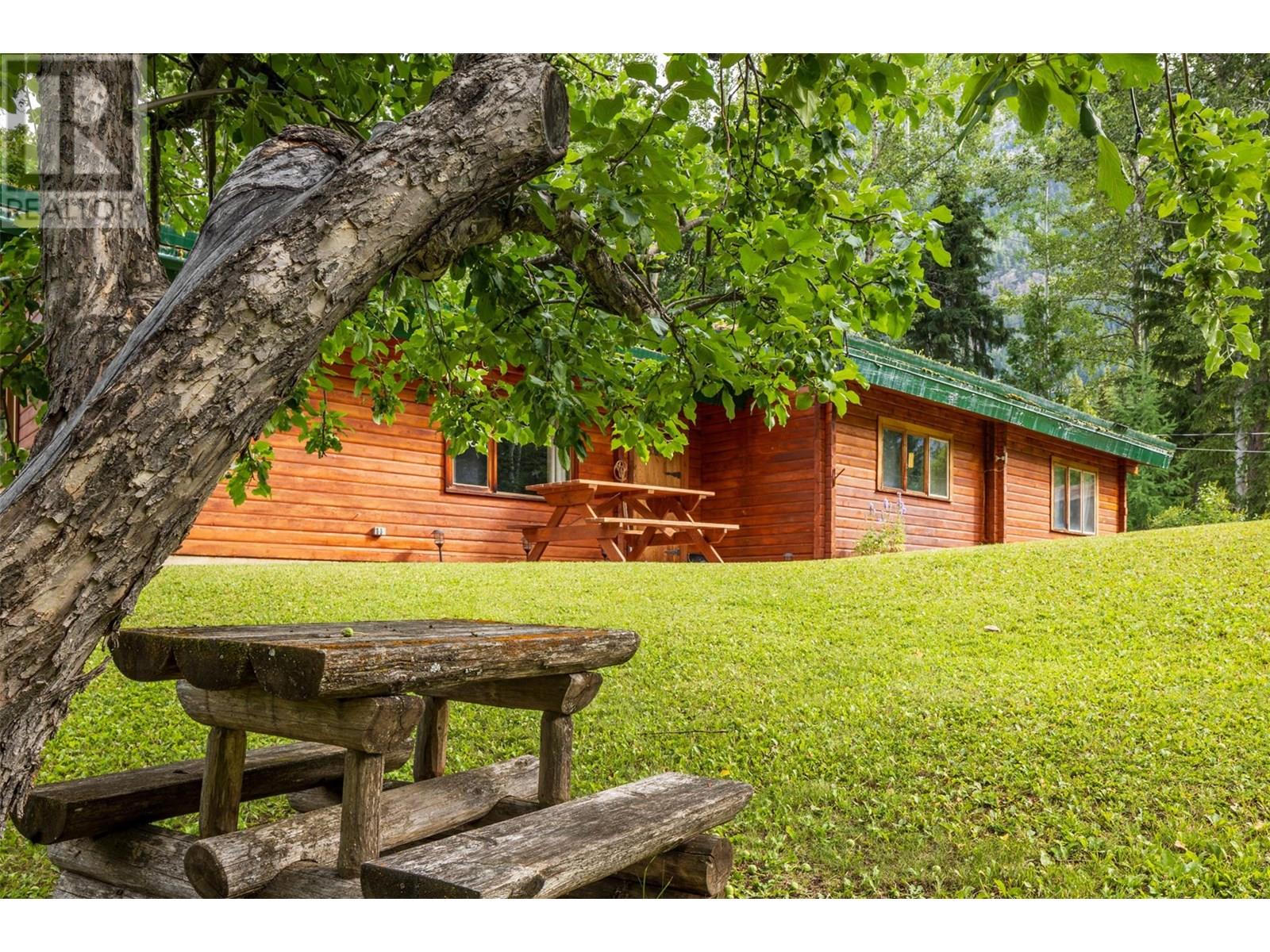 1739 Campbell Road, Golden, British Columbia  V0A 1H7 - Photo 5 - 10356379