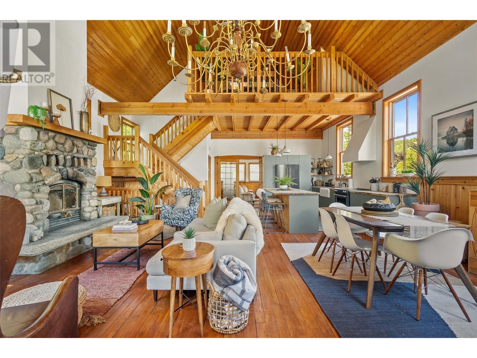 9211 WEST Avenue, Invermere, British Columbia