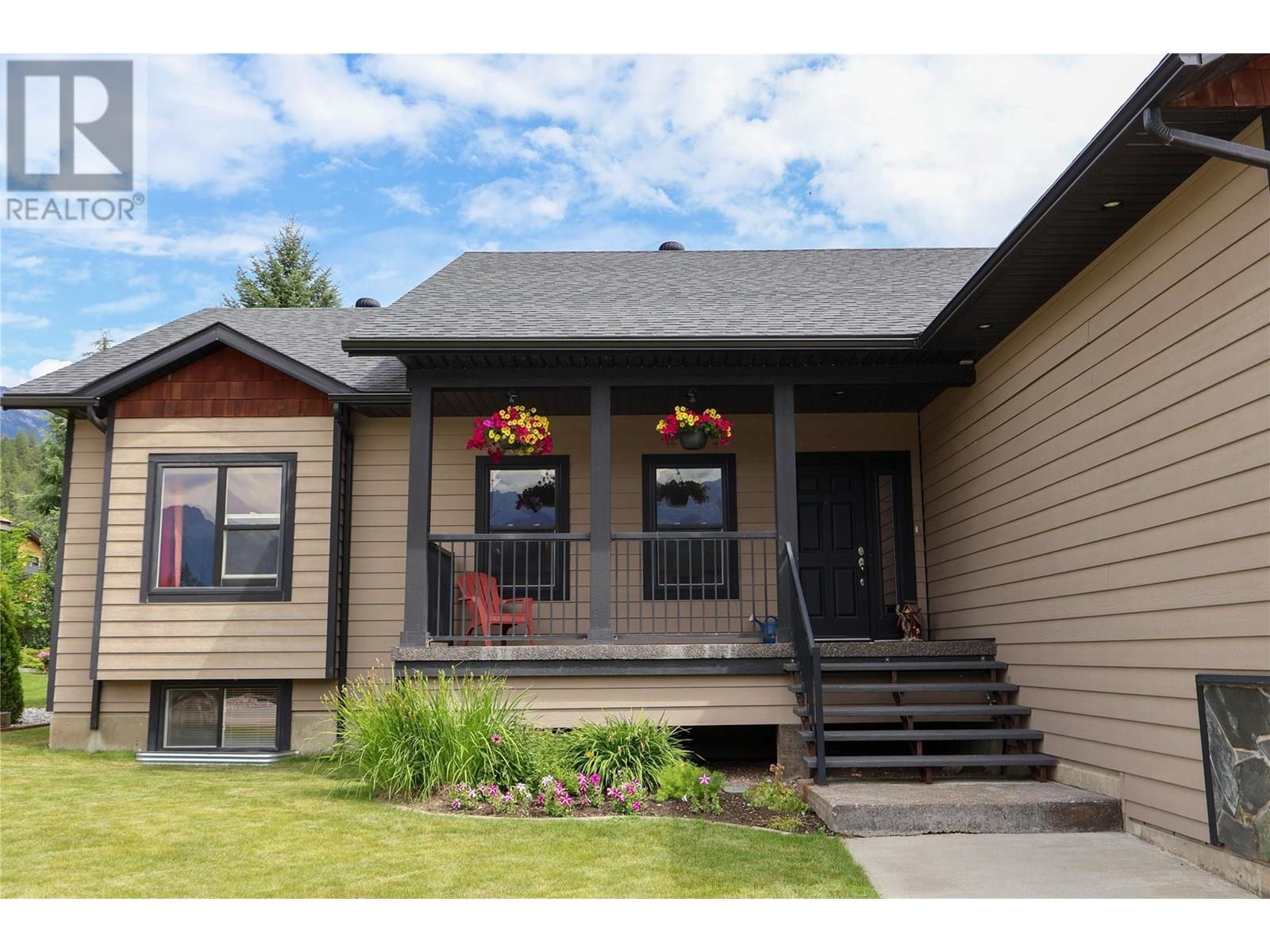 1448 Hemlock Street, Golden, British Columbia  V0A 1H6 - Photo 3 - 10356953