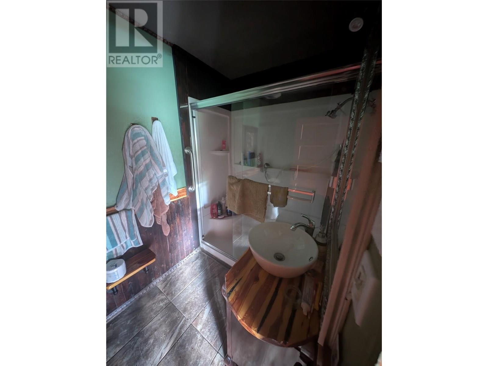 5749 Vermillion Street, Edgewater, British Columbia  V0A 1E0 - Photo 13 - 10357343