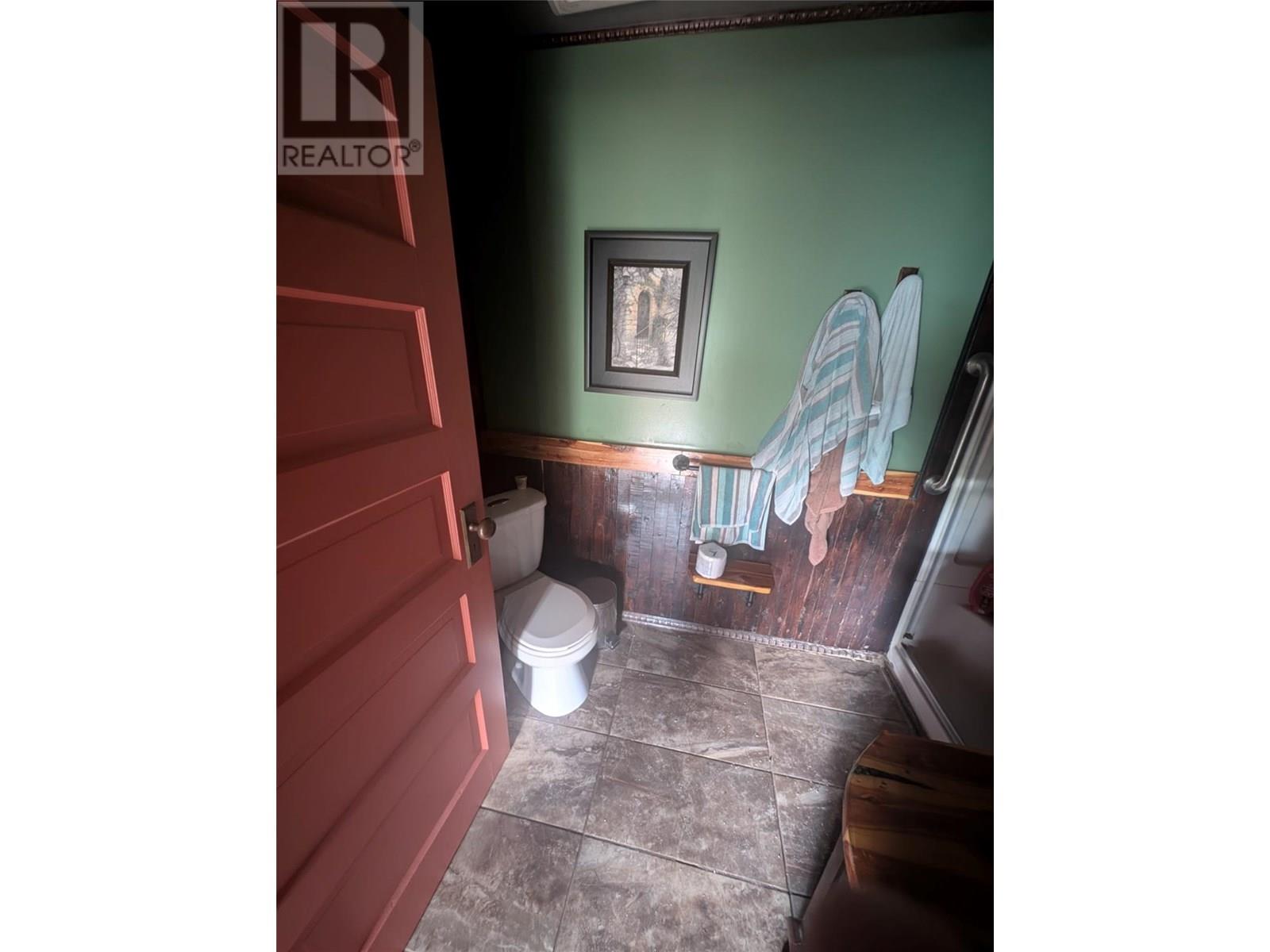 5749 Vermillion Street, Edgewater, British Columbia  V0A 1E0 - Photo 14 - 10357343