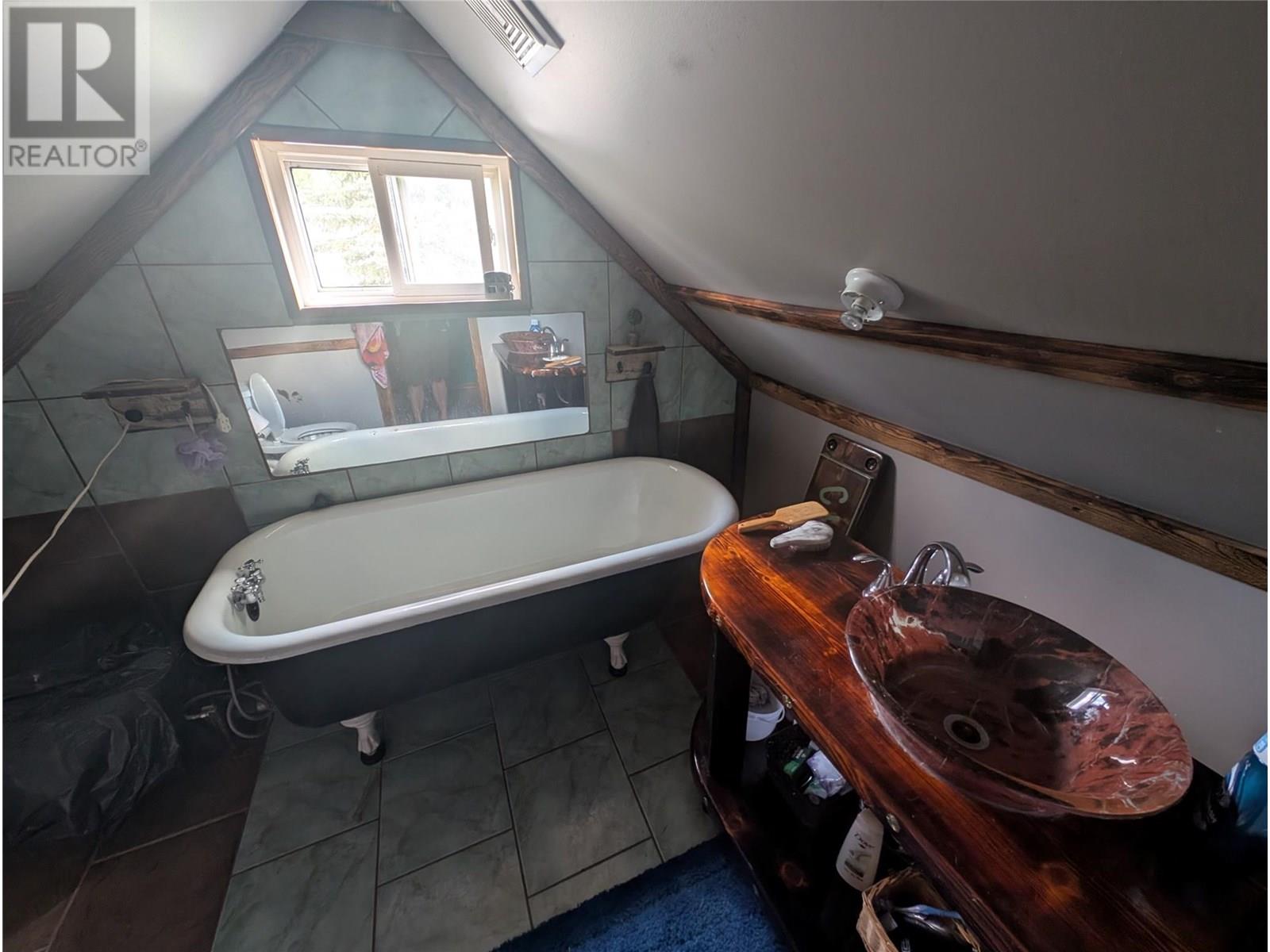 5749 Vermillion Street, Edgewater, British Columbia  V0A 1E0 - Photo 18 - 10357343