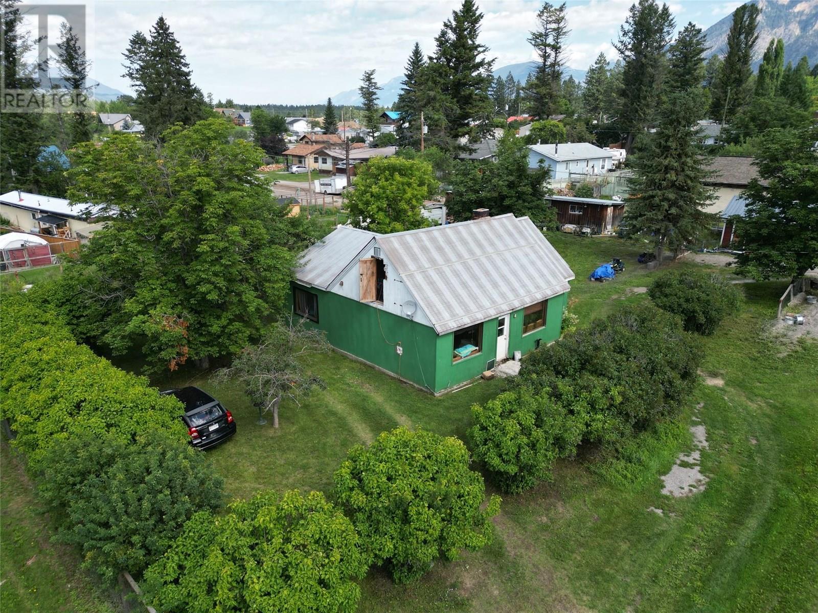 5749 Vermillion Street, Edgewater, British Columbia  V0A 1E0 - Photo 2 - 10357343