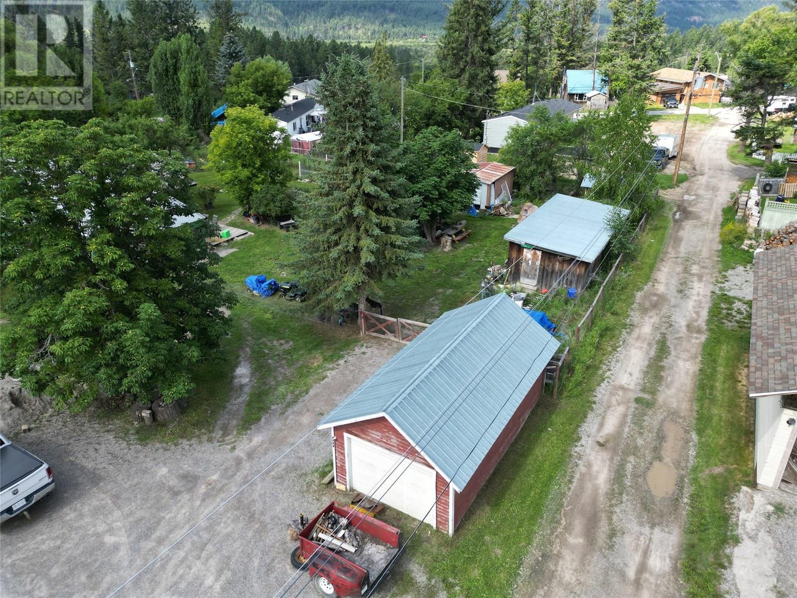 5749 Vermillion Street, Edgewater, British Columbia  V0A 1E0 - Photo 4 - 10357343