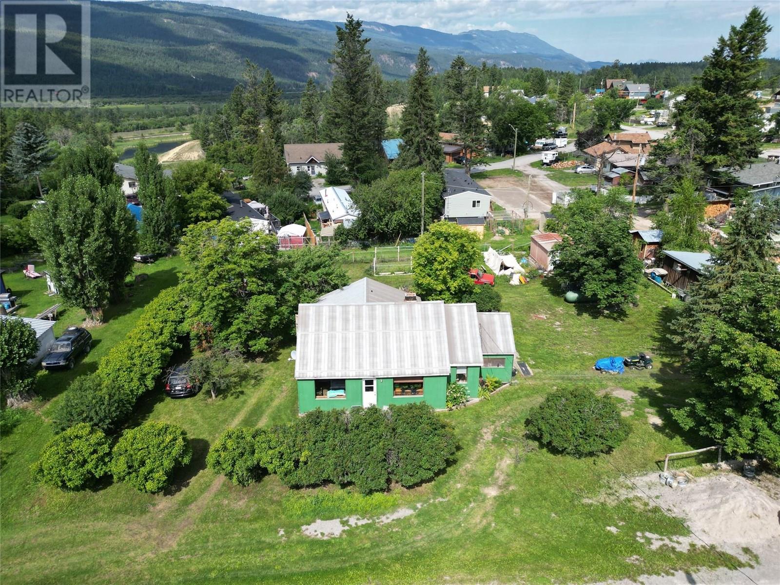 5749 Vermillion Street, Edgewater, British Columbia  V0A 1E0 - Photo 8 - 10357343