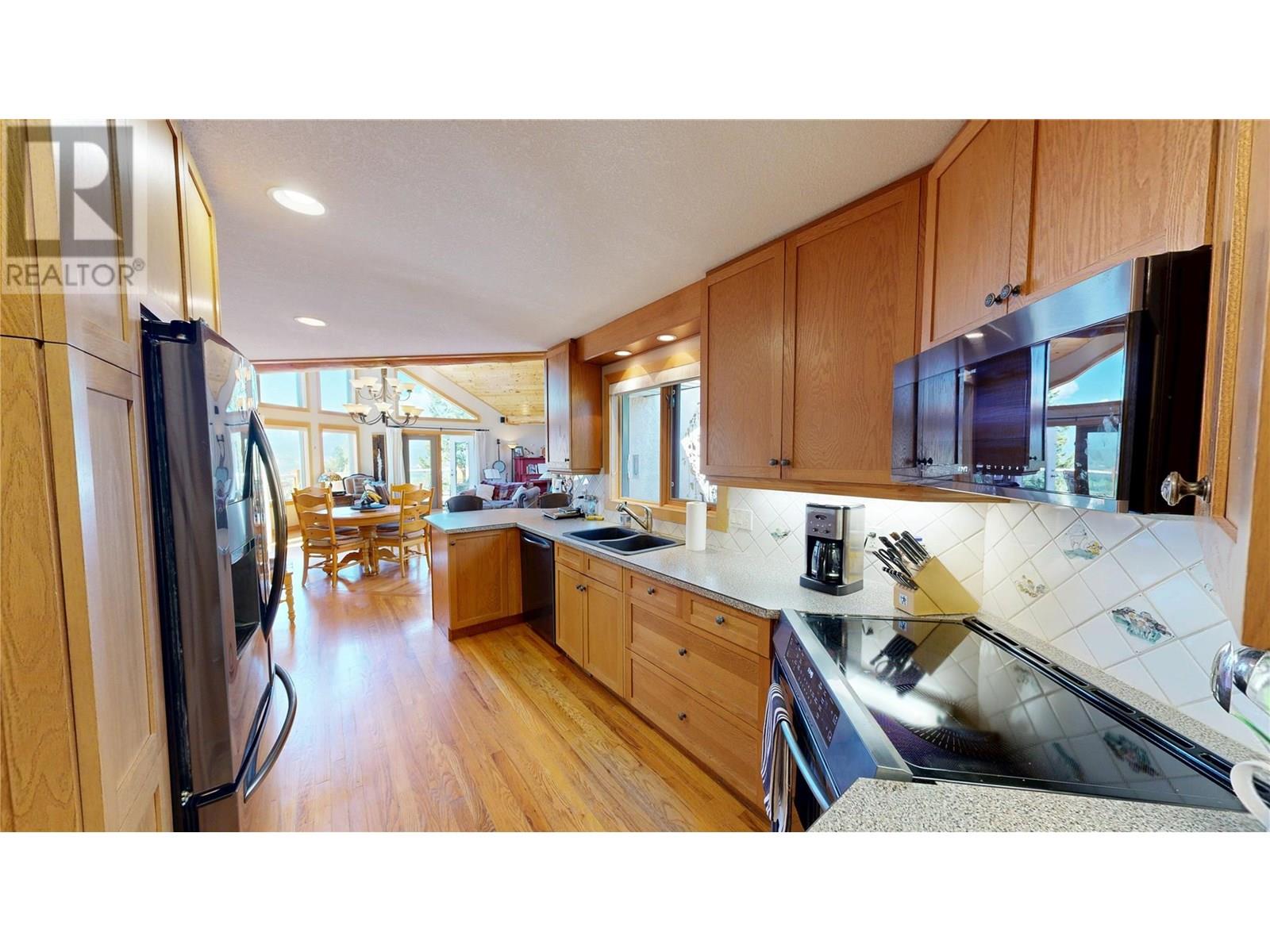 8161 93/95 Highway, Radium Hot Springs, British Columbia  V0A 1M0 - Photo 11 - 10358109