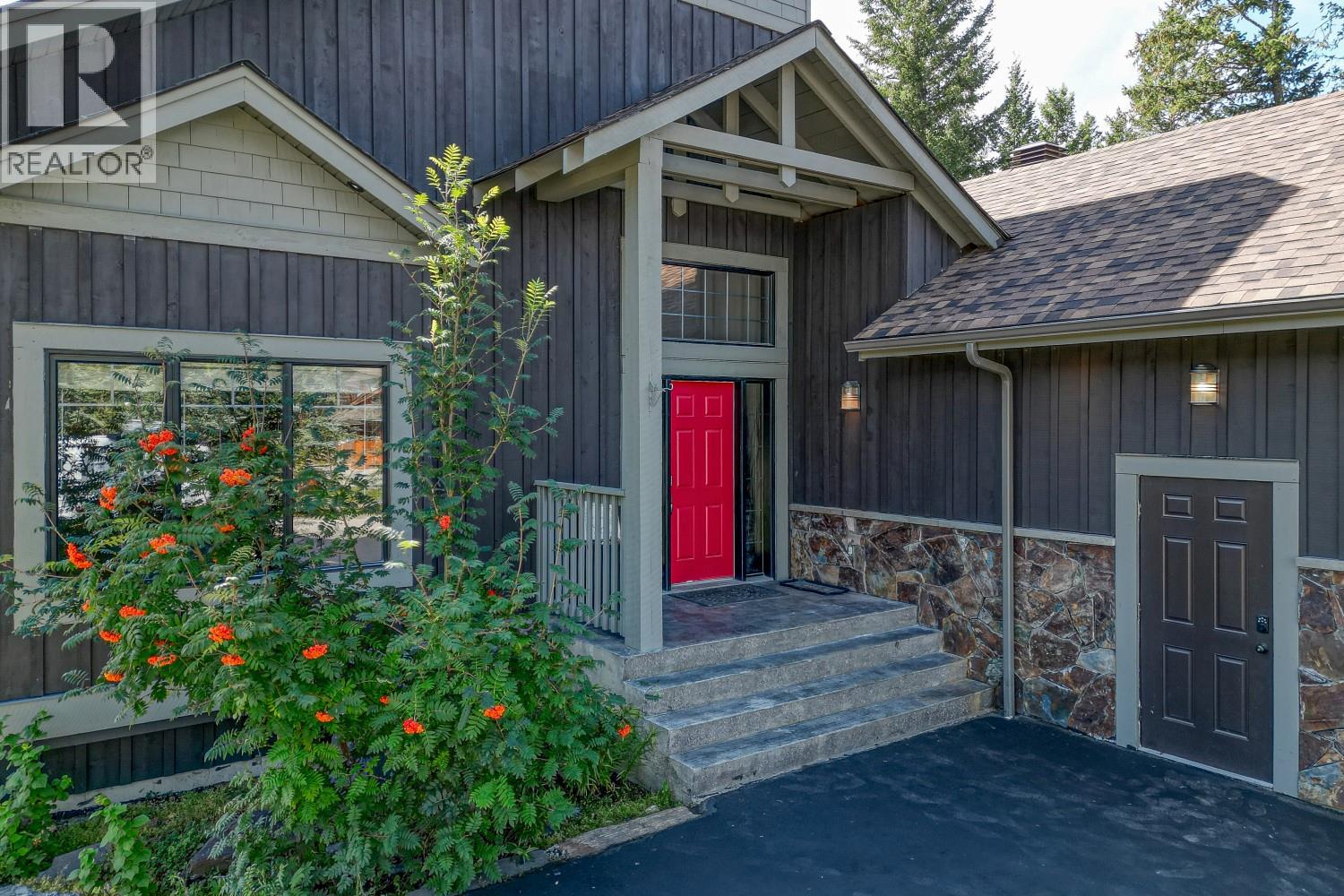 2576 Sandstone Green, Invermere, British Columbia  V0A 1K6 - Photo 2 - 10359648