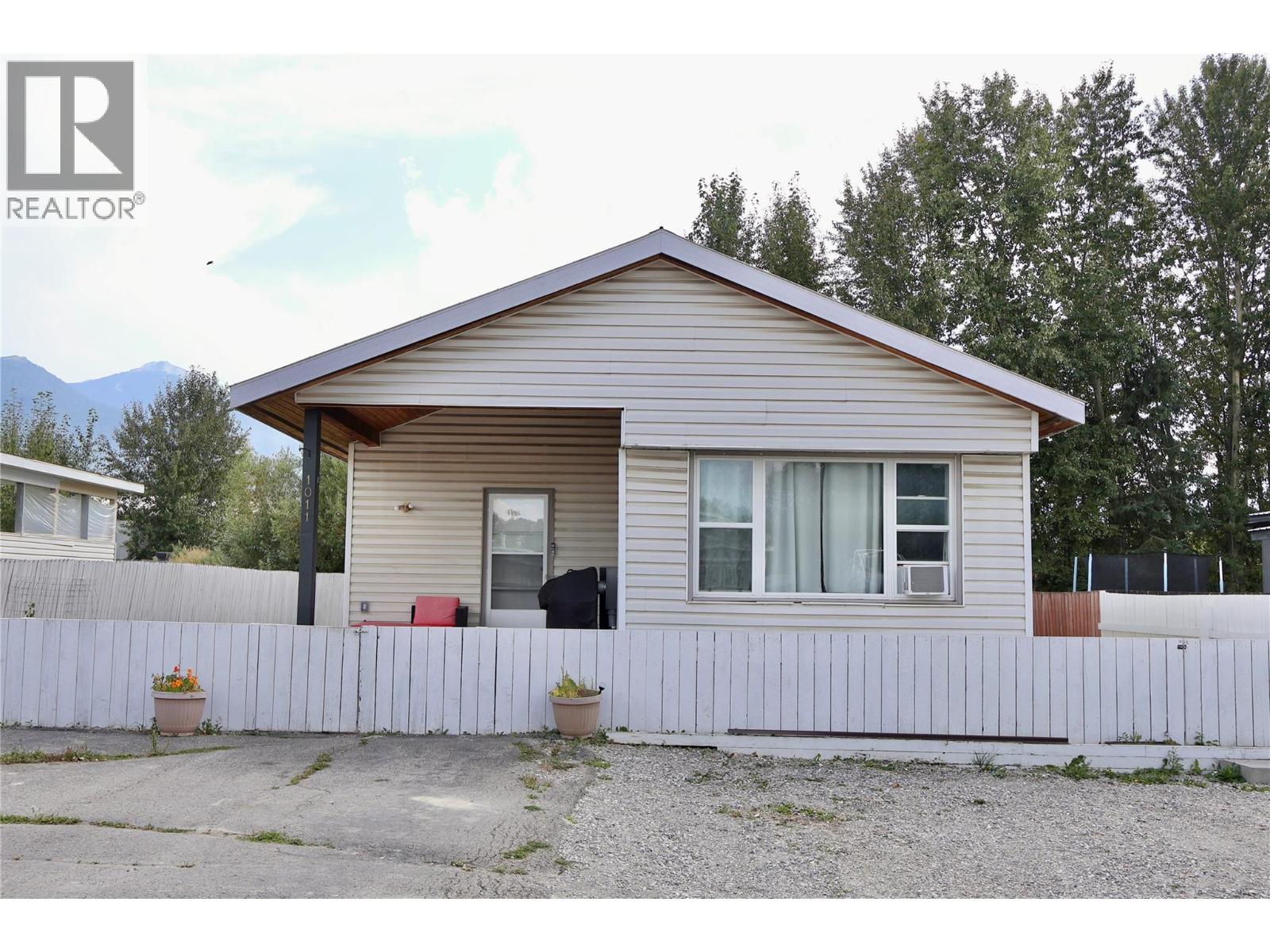 1011 King Crescent, Golden, British Columbia  V0A 1H2 - Photo 2 - 10353397