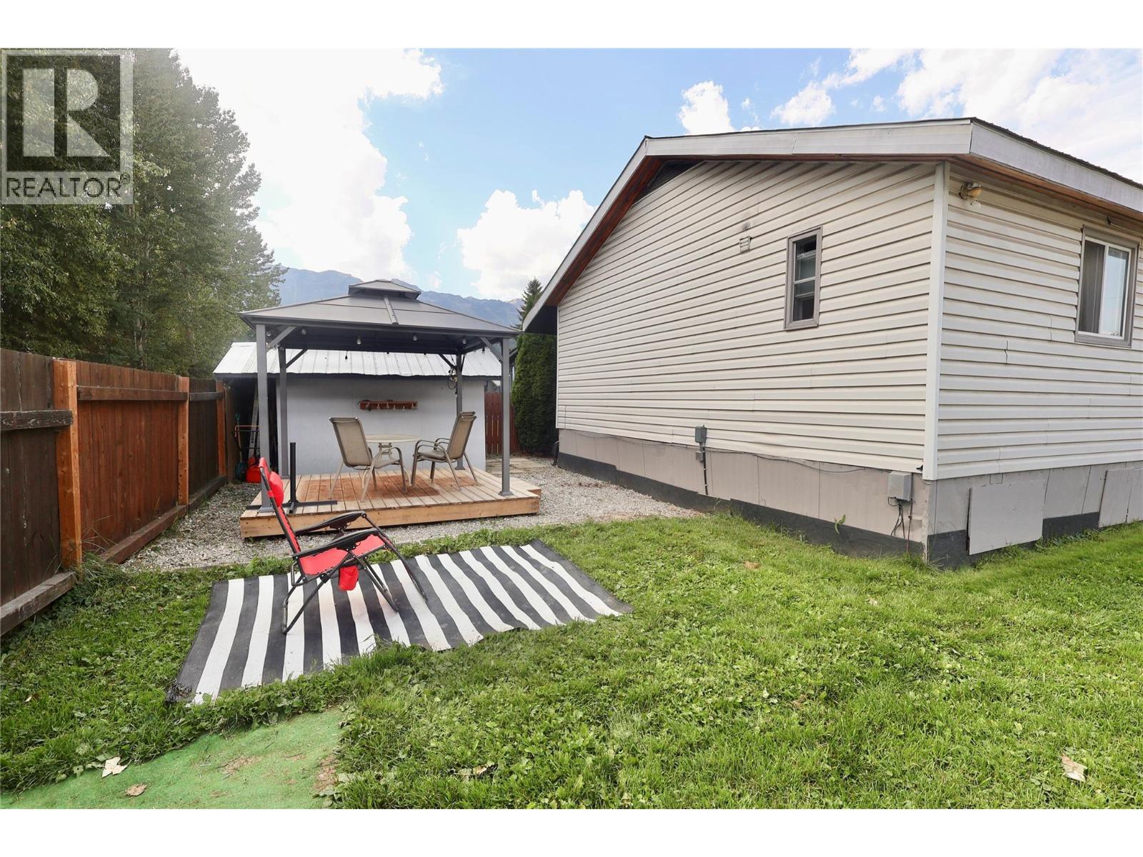 1011 King Crescent, Golden, British Columbia  V0A 1H2 - Photo 8 - 10353397