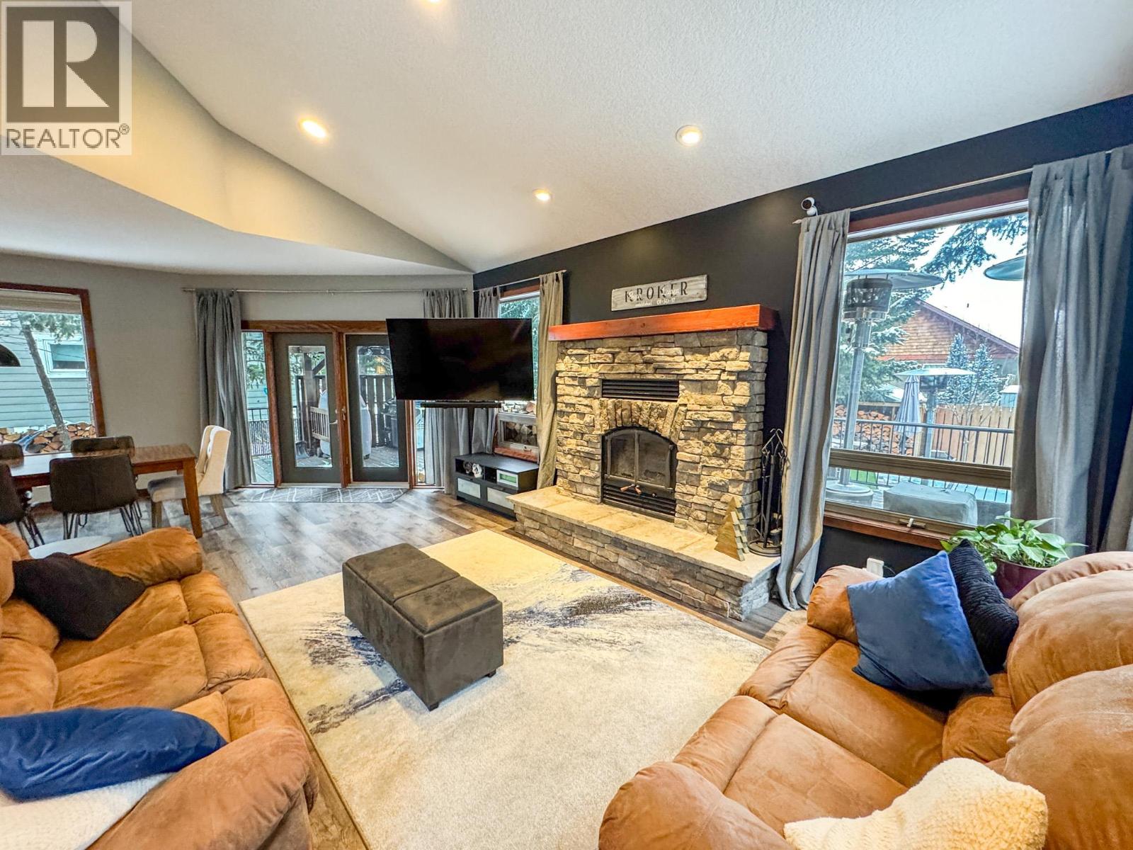 960 COPPER POINT Way, Invermere, British Columbia
