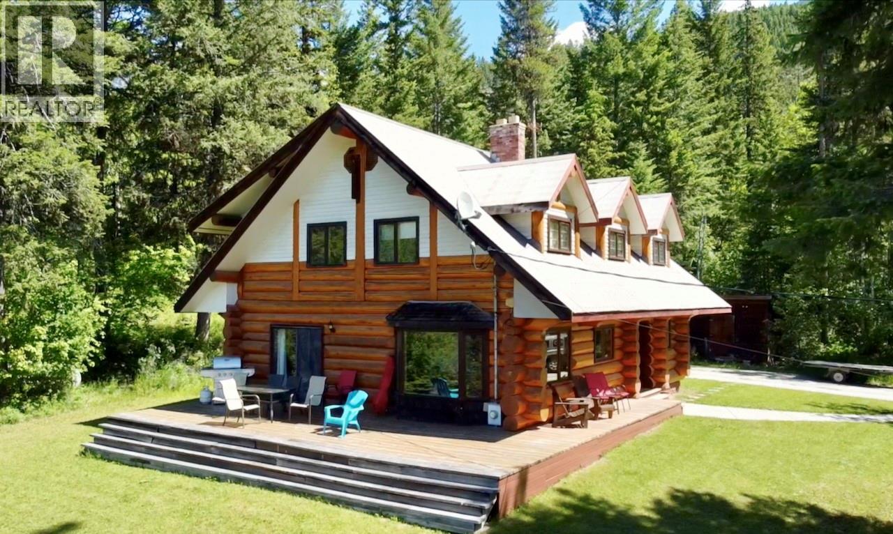 1445 Black Bear Drive, Golden, British Columbia
