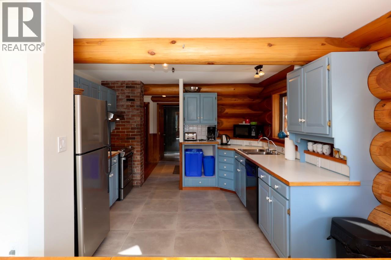 1445 Black Bear Drive, Golden, British Columbia  V0A 1H7 - Photo 9 - 10362598
