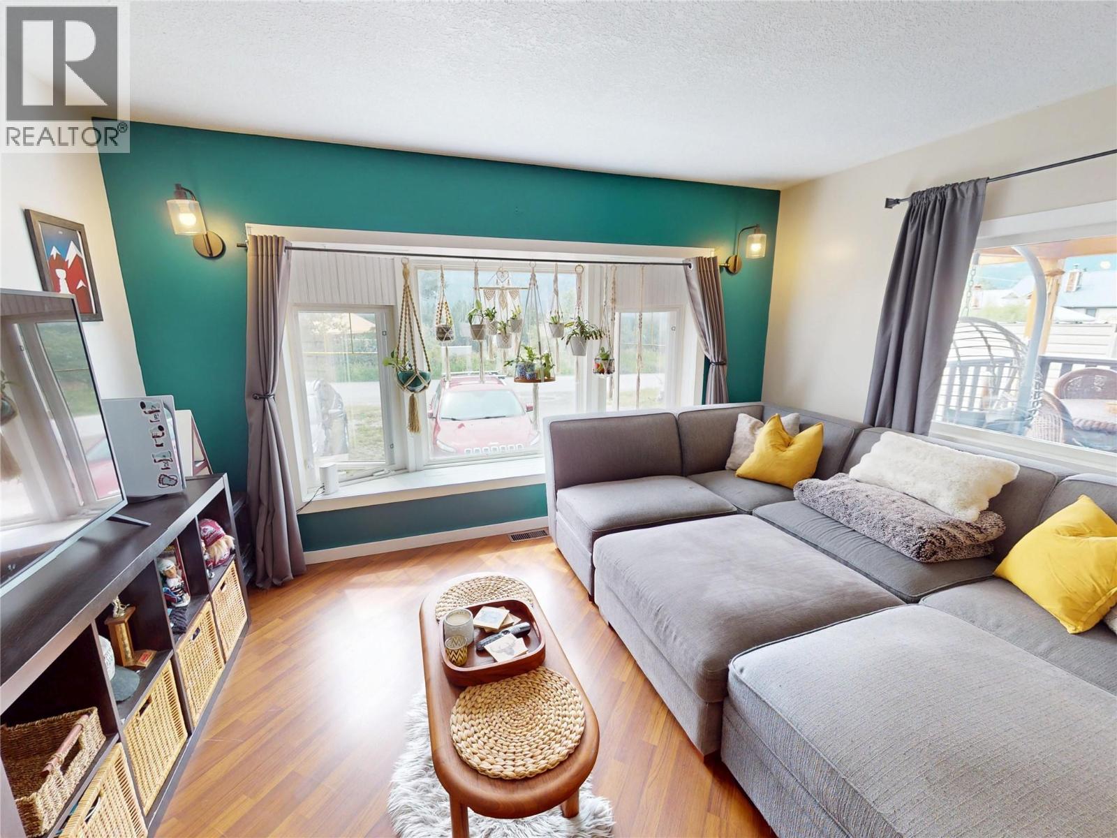 4785 Selkirk Avenue, Edgewater, British Columbia  V0A 1E0 - Photo 2 - 10358227