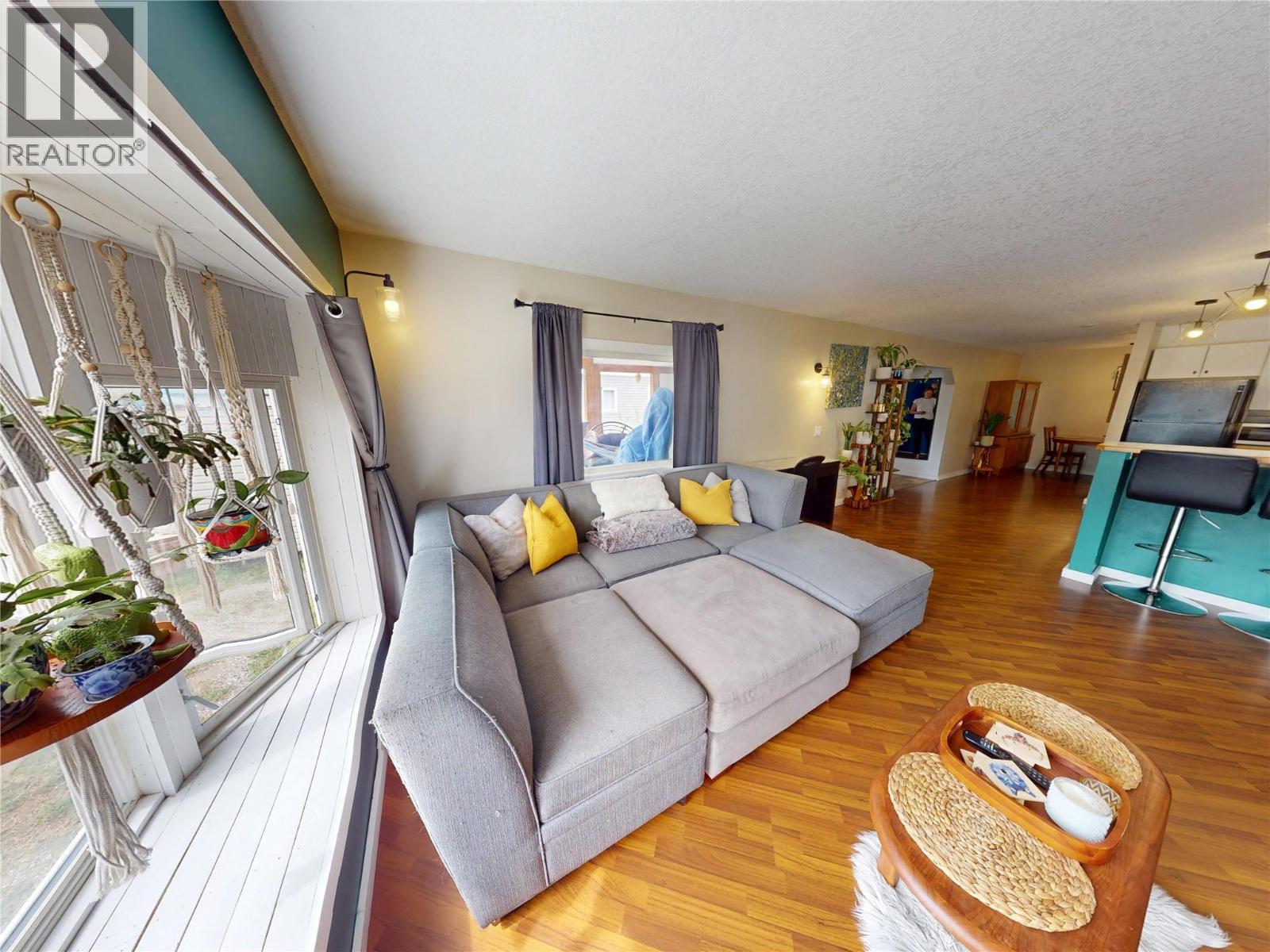 4785 Selkirk Avenue, Edgewater, British Columbia  V0A 1E0 - Photo 3 - 10358227