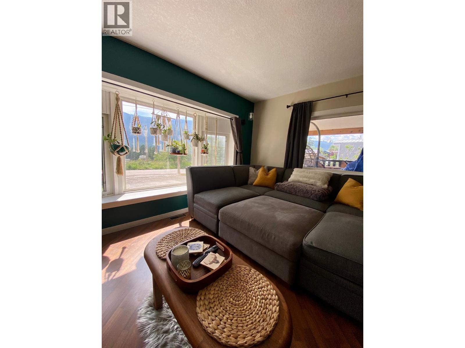4785 Selkirk Avenue, Edgewater, British Columbia  V0A 1E0 - Photo 4 - 10358227