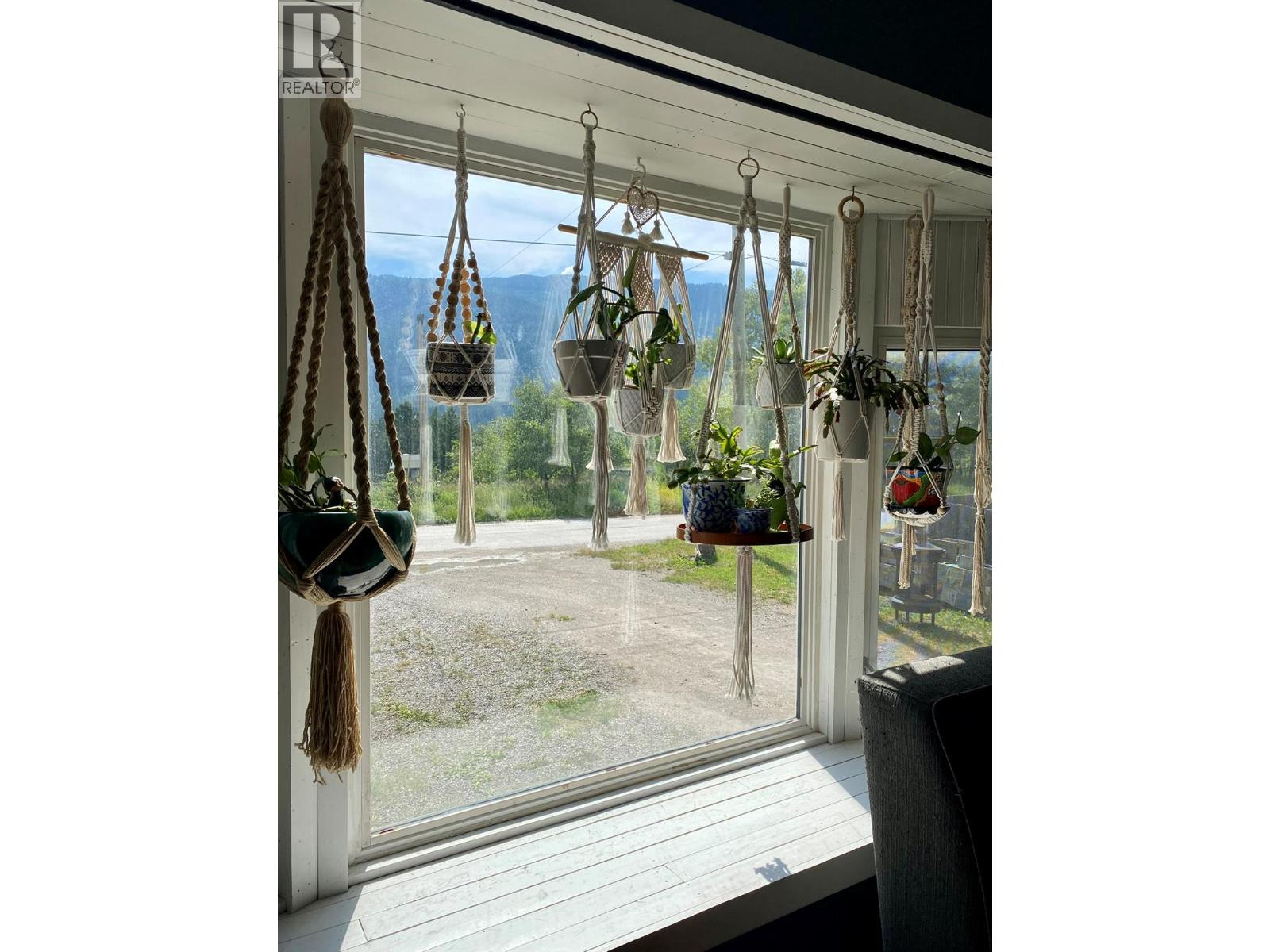4785 Selkirk Avenue, Edgewater, British Columbia  V0A 1E0 - Photo 5 - 10358227