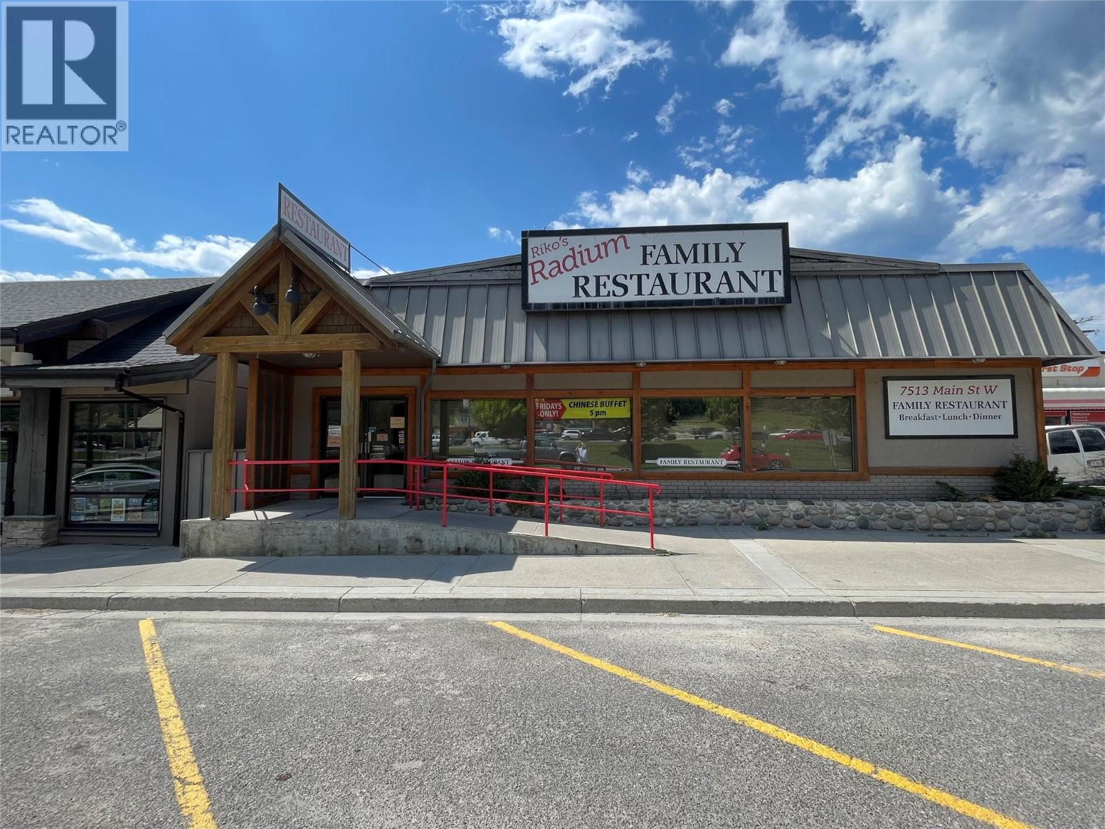 7513 MAIN  W Street, Radium Hot Springs, British Columbia