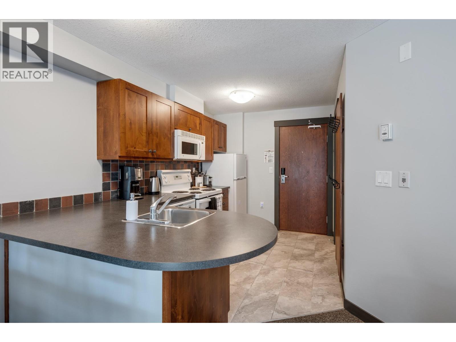 2070 Summit Drive Unit# 301b Lot# Studio, Panorama, British Columbia  V0A 1T0 - Photo 18 - 10365856
