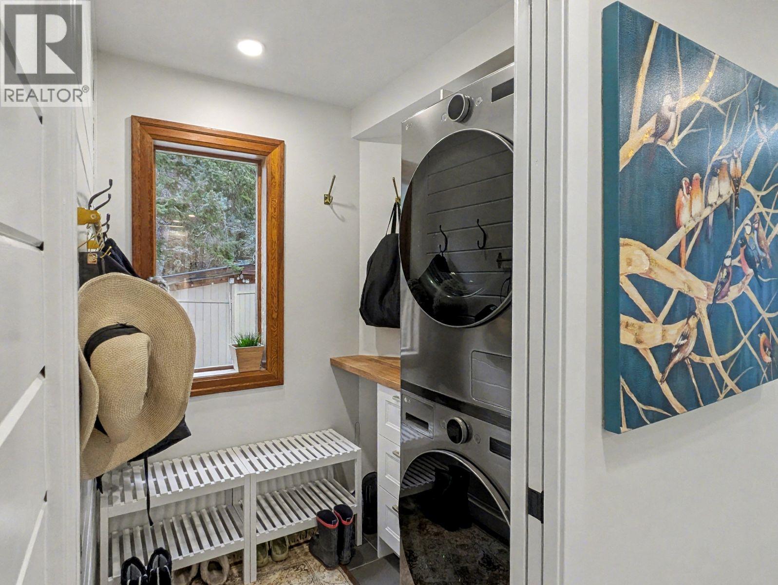 3941 Houlgrave Road, Nelson, British Columbia  V0A 1K5 - Photo 12 - 10369035