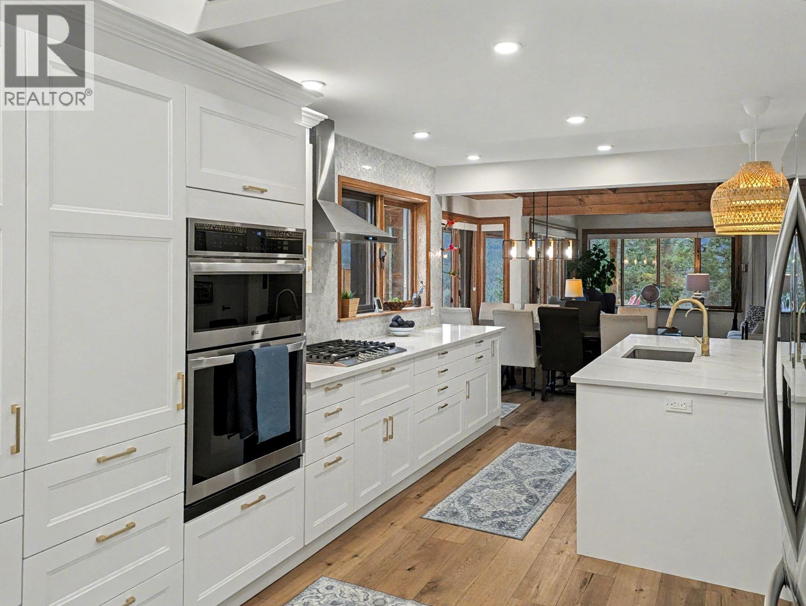 3941 Houlgrave Road, Nelson, British Columbia  V0A 1K5 - Photo 8 - 10369035