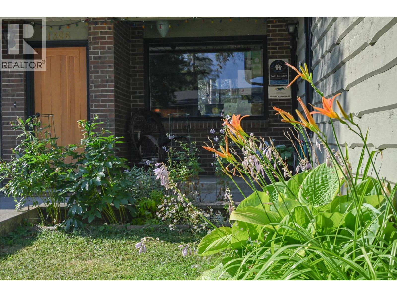 1306 Selkirk Drive, Golden, British Columbia  V0A 1H6 - Photo 3 - 10370134