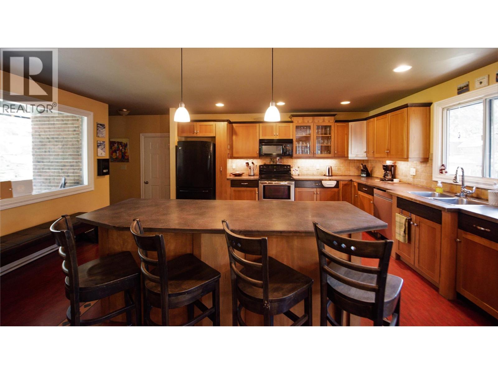 1306 Selkirk Drive, Golden, British Columbia  V0A 1H6 - Photo 8 - 10370134