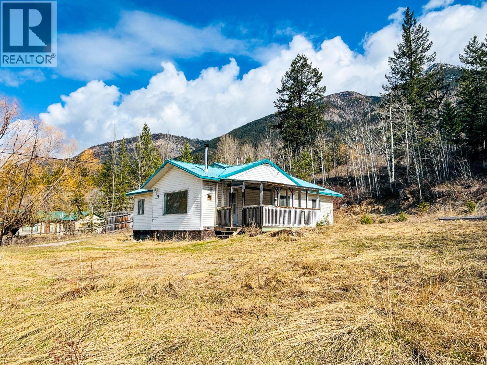 2866 95 Highway, Brisco, British Columbia  V0A 1B0 - Photo 2 - 10370283