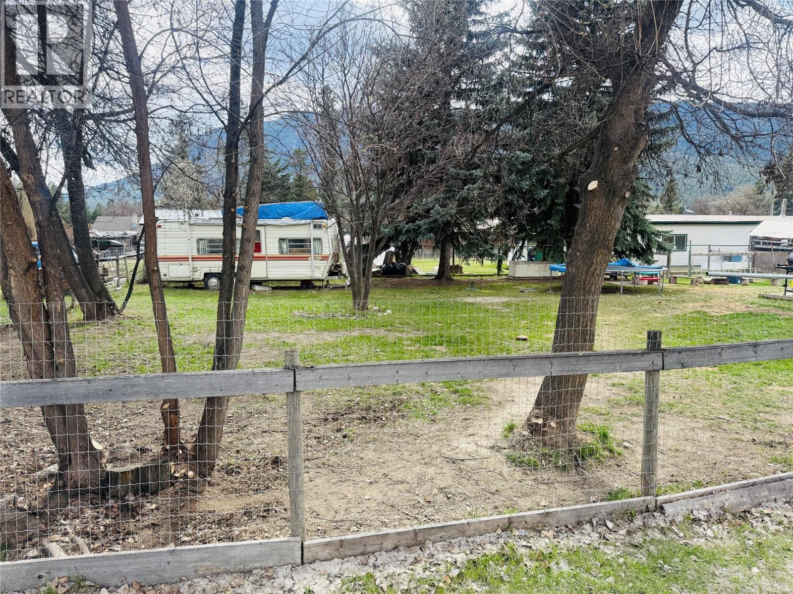 5744 Vermillion Street, Edgewater, British Columbia  V0A 1E0 - Photo 10 - 10370720