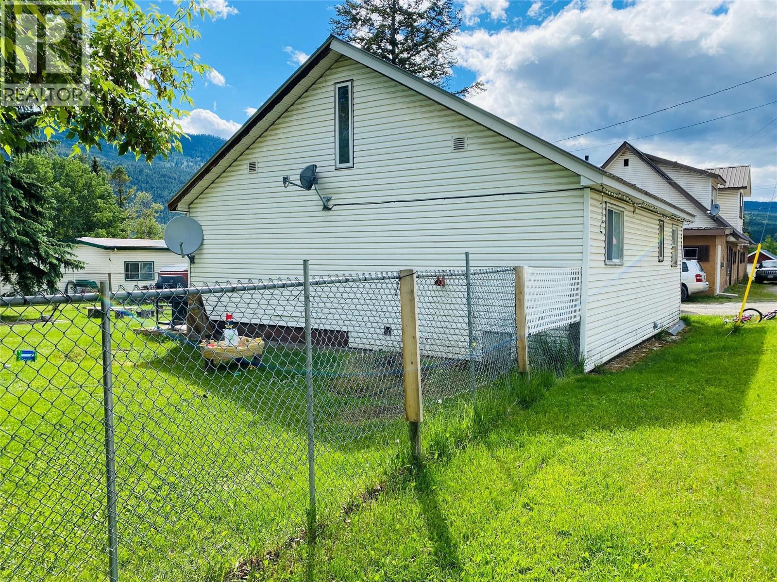 5744 Vermillion Street, Edgewater, British Columbia  V0A 1E0 - Photo 11 - 10370720