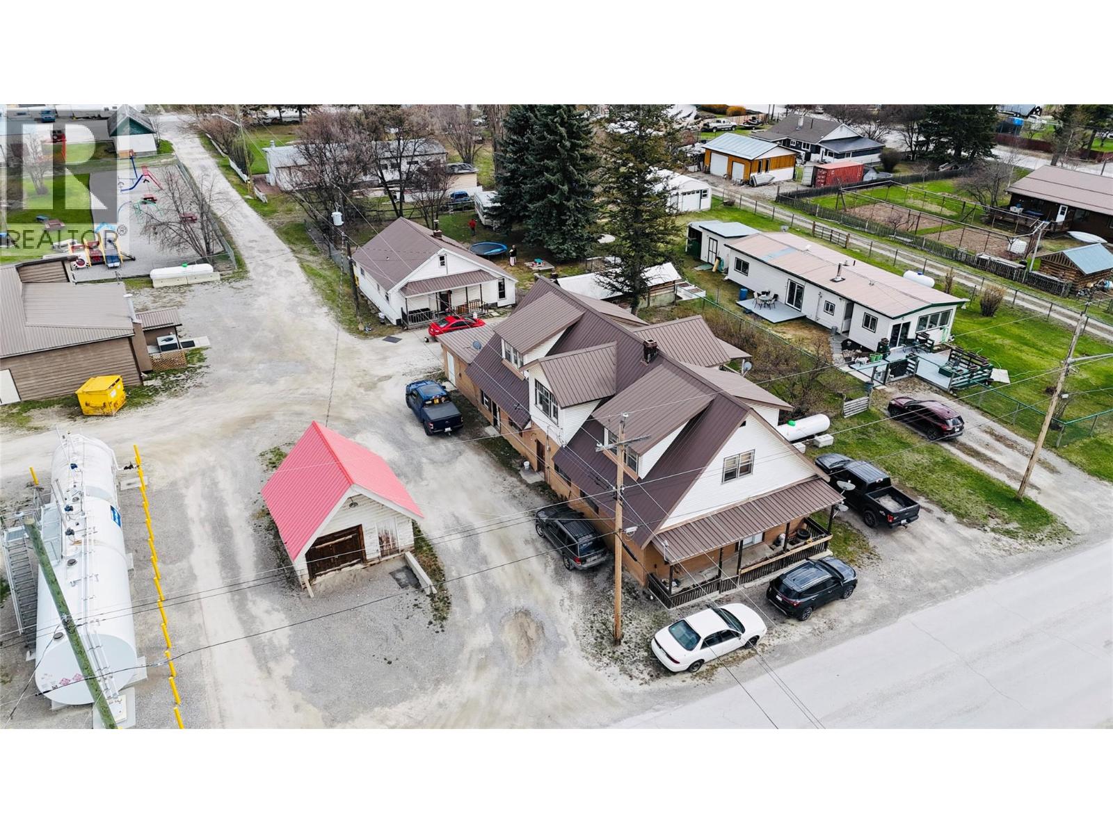 5744 Vermillion Street, Edgewater, British Columbia  V0A 1E0 - Photo 2 - 10370720