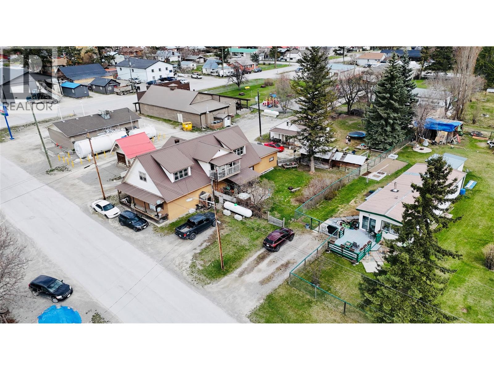 5744 Vermillion Street, Edgewater, British Columbia  V0A 1E0 - Photo 3 - 10370720