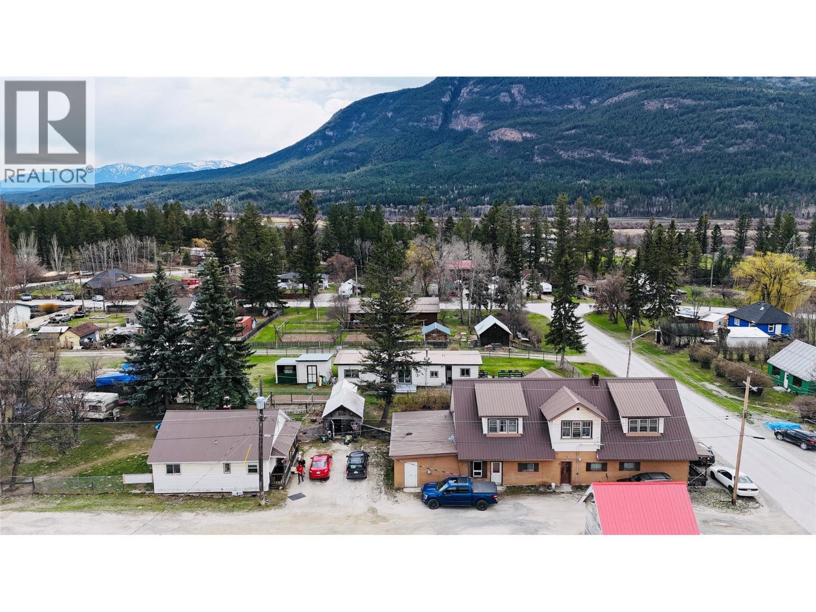 5744 Vermillion Street, Edgewater, British Columbia  V0A 1E0 - Photo 5 - 10370720