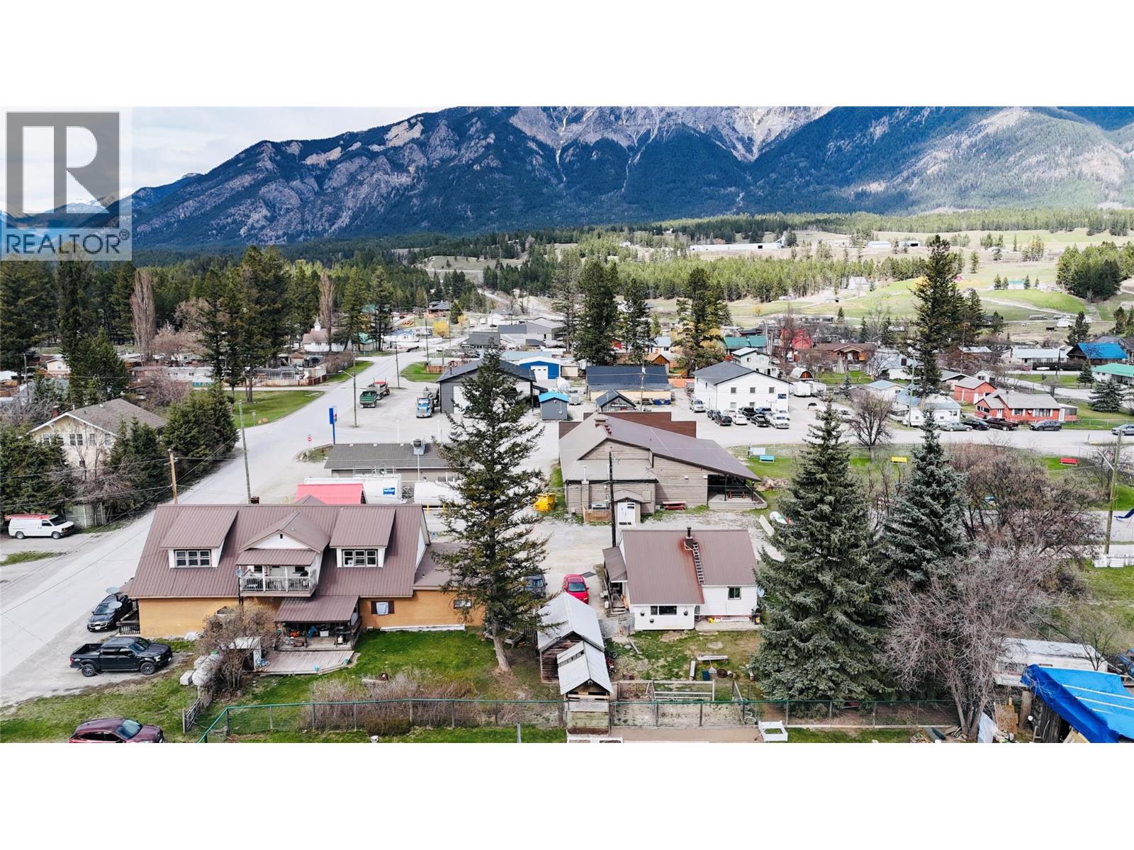 5744 Vermillion Street, Edgewater, British Columbia  V0A 1E0 - Photo 6 - 10370720