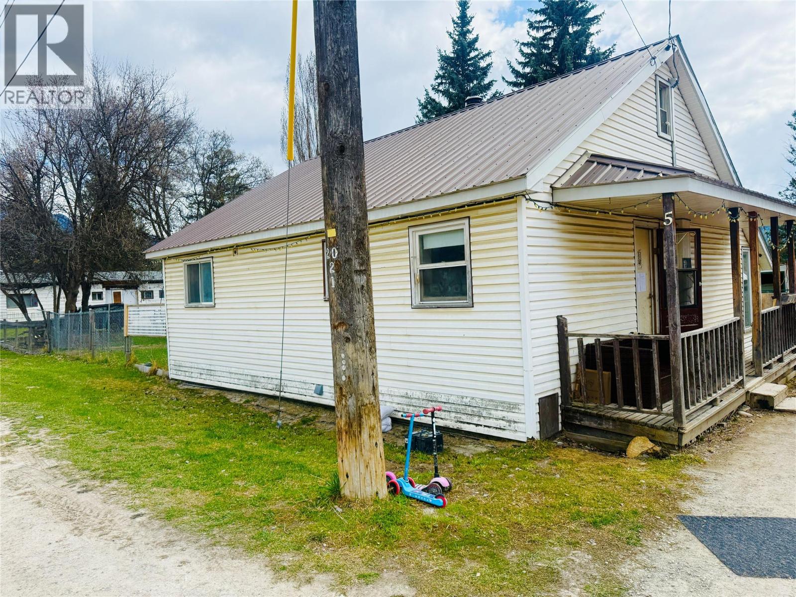 5744 Vermillion Street, Edgewater, British Columbia  V0A 1E0 - Photo 9 - 10370720