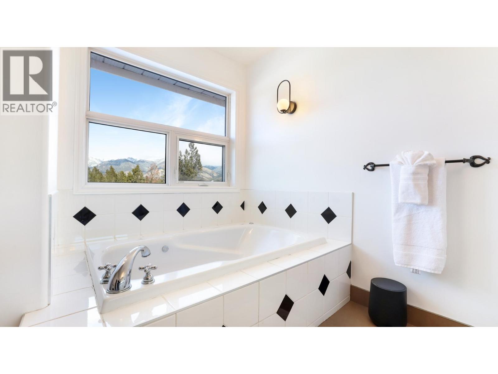 945 Westridge Way, Invermere, British Columbia  V0A 1K0 - Photo 32 - 10372013