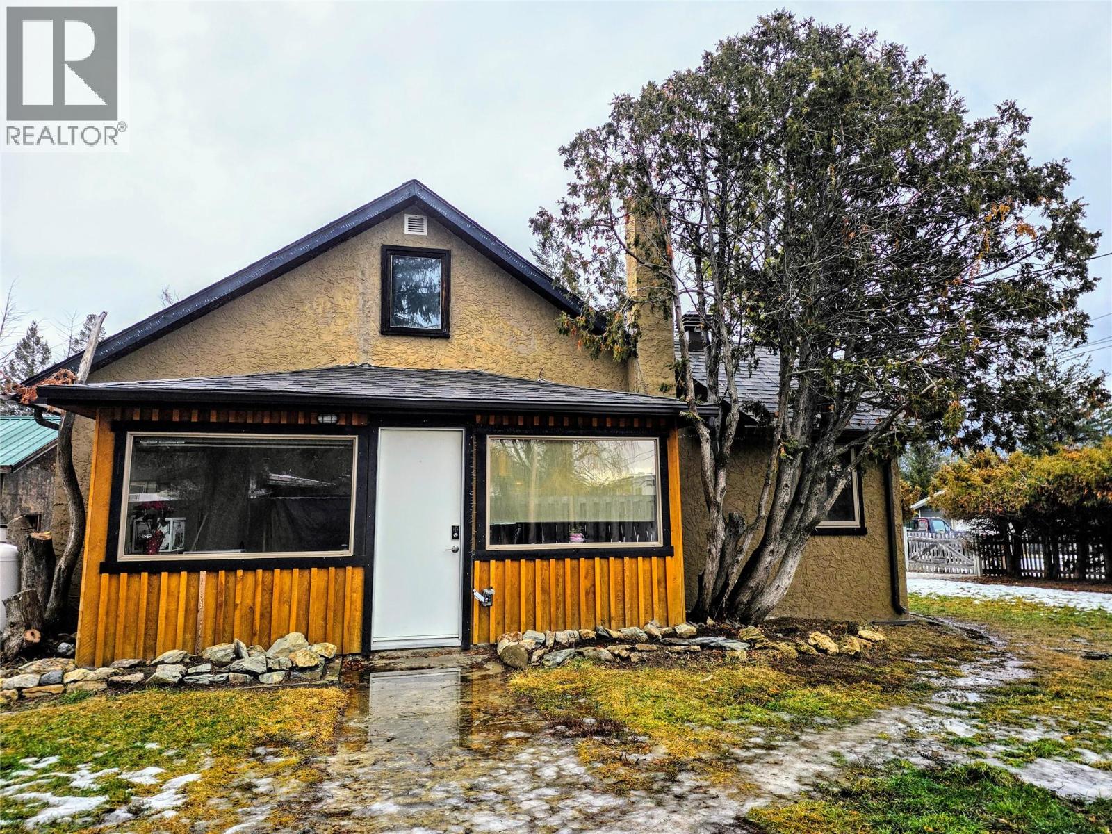 9215 Moffat Avenue, Invermere, British Columbia  V0A 1K5 - Photo 2 - 10372632