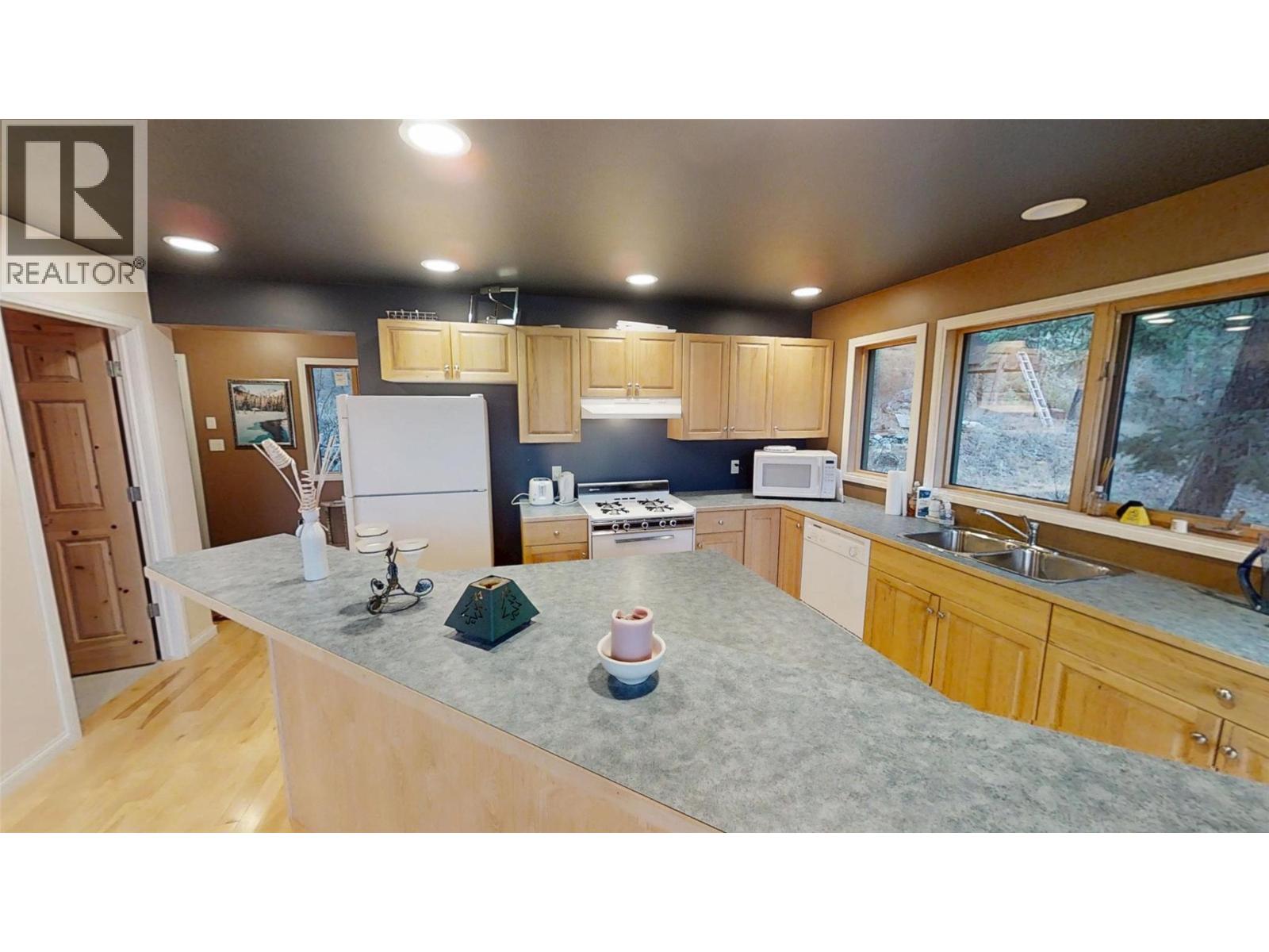 5285 Greenwood Road, Edgewater, British Columbia  V0A 1E0 - Photo 22 - 10370248