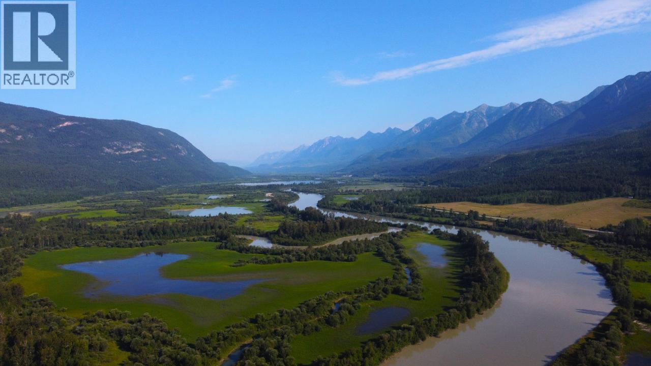 726 95 Highway, Spillimacheen, British Columbia  V0A 1M0 - Photo 3 - 10379083