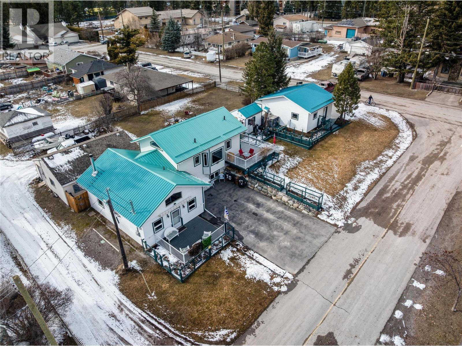 7527 Park Drive West, Radium Hot Springs, British Columbia  V0A 1M0 - Photo 2 - 10378971