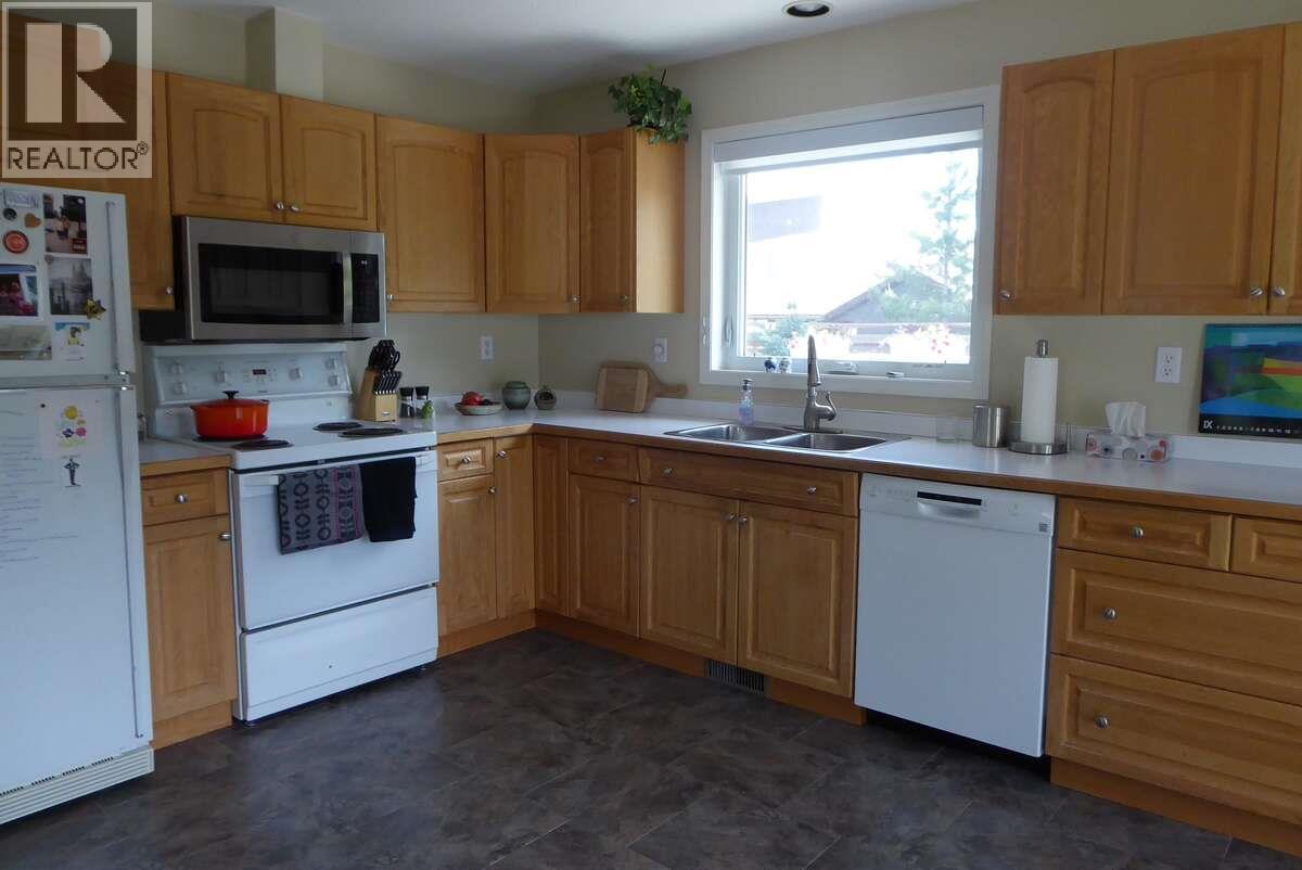 1510 Cedar Street, Golden, British Columbia  V0A 1H6 - Photo 10 - 10380010