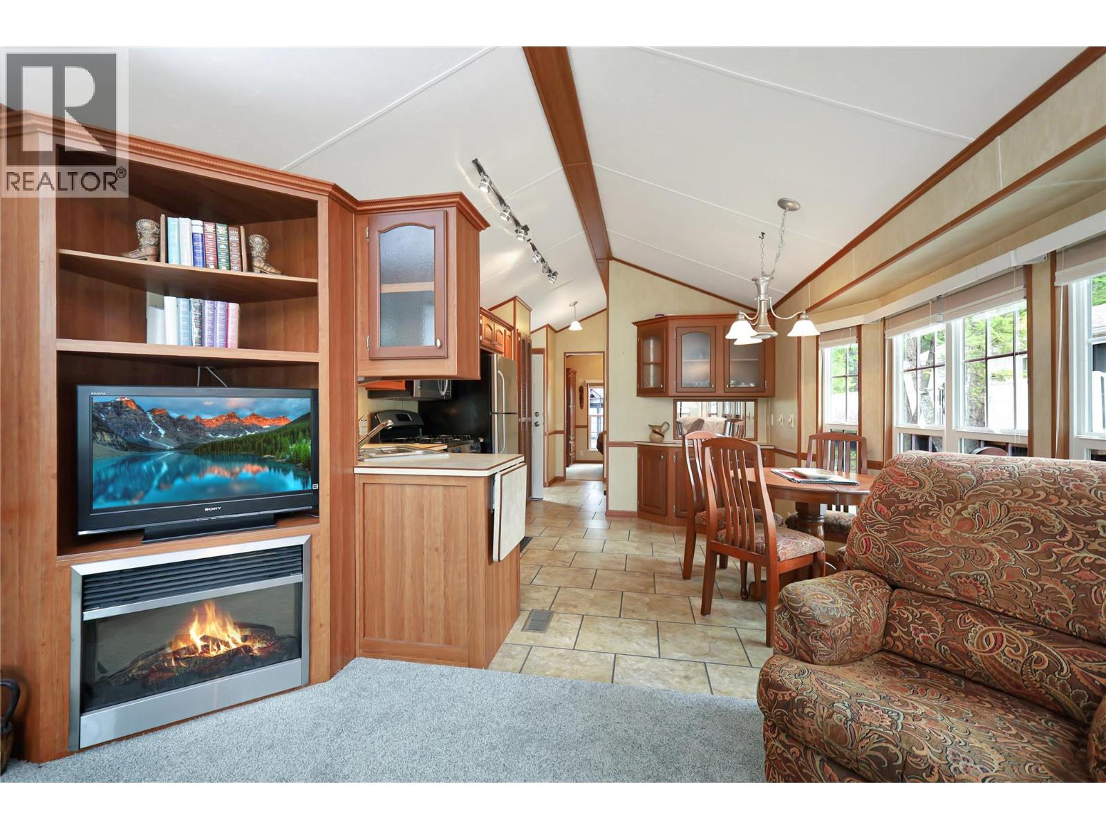 4862 Lynx Drive, Radium Hot Springs, British Columbia  V0A 1M0 - Photo 4 - 10380522