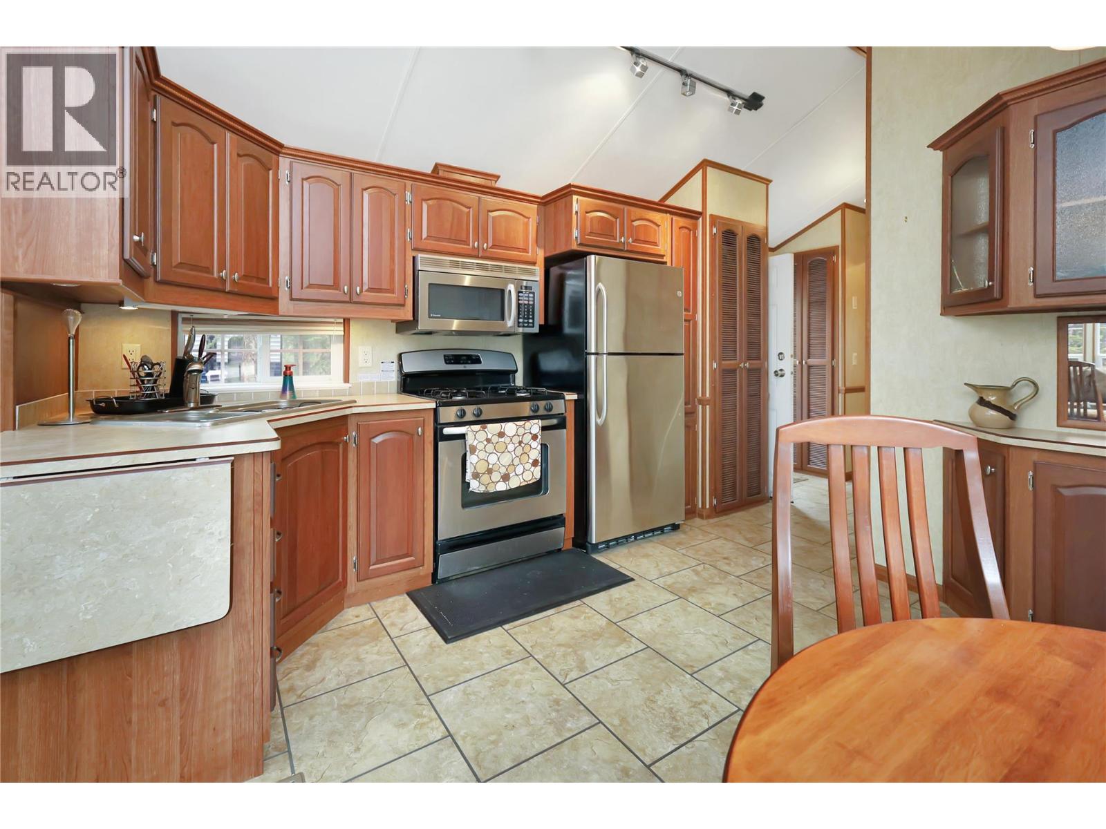 4862 Lynx Drive, Radium Hot Springs, British Columbia  V0A 1M0 - Photo 8 - 10380522