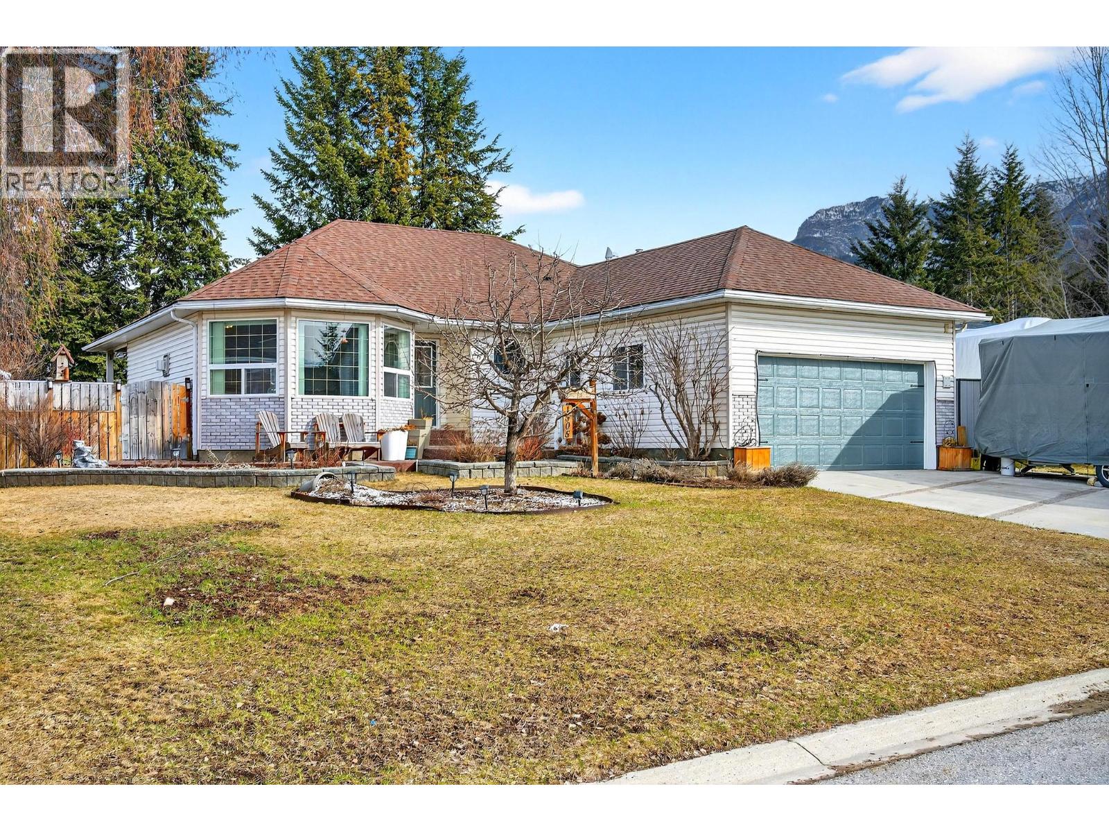 1505 Cedar Street, Golden, British Columbia  V0A 1H6 - Photo 8 - 10380537