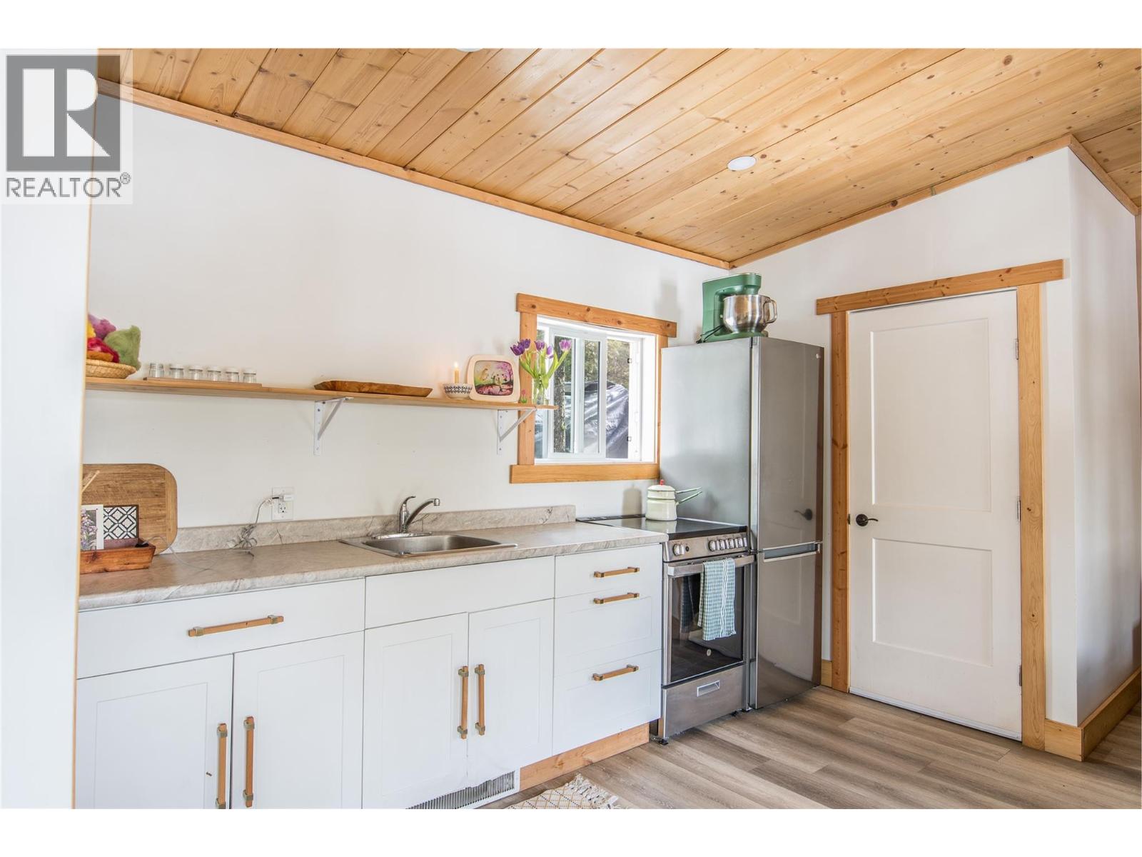 2325 Hedges Road, Golden, British Columbia  V0A 1H1 - Photo 6 - 10380971