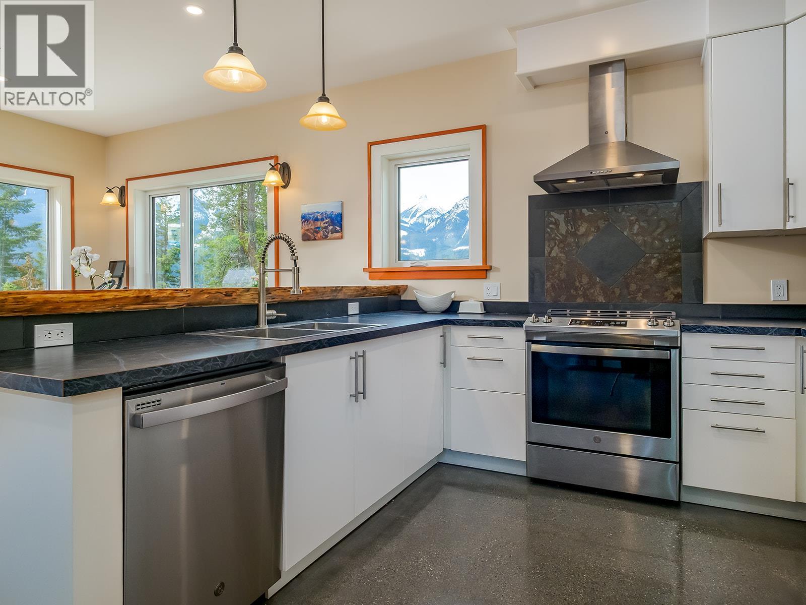 1352 Campbell Road, Golden, British Columbia  V0A 1H7 - Photo 8 - 10381478