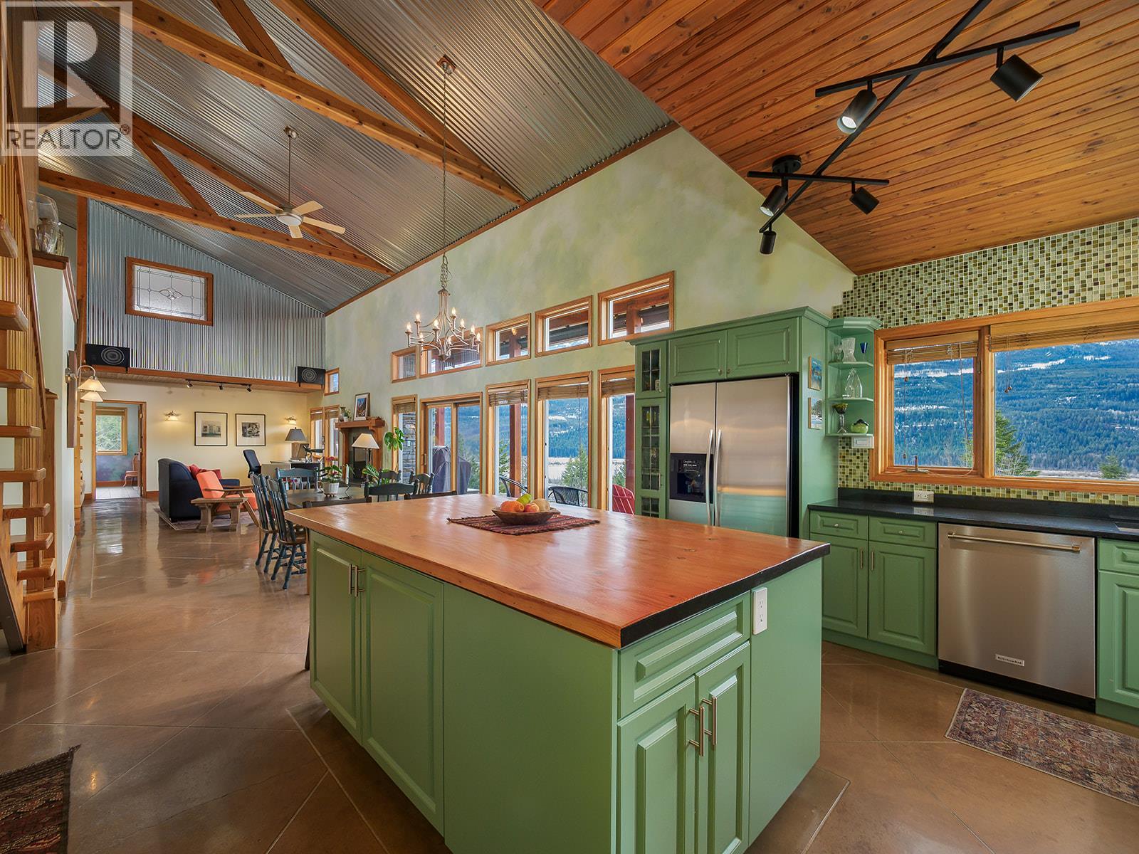 1756 Highway 95 Highway, Golden, British Columbia  V0A 1H0 - Photo 3 - 10381893