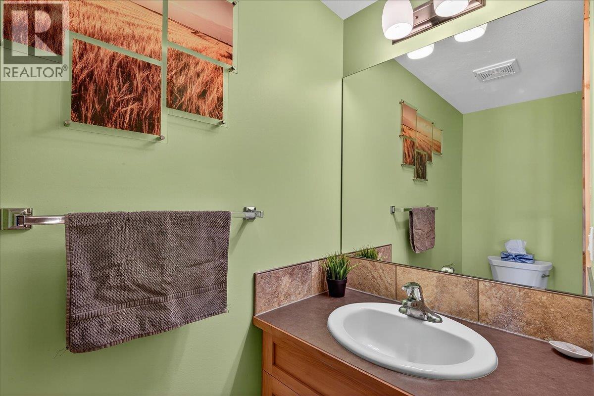 803 10th Avenue, Invermere, British Columbia  V0A 1K0 - Photo 8 - 10381420